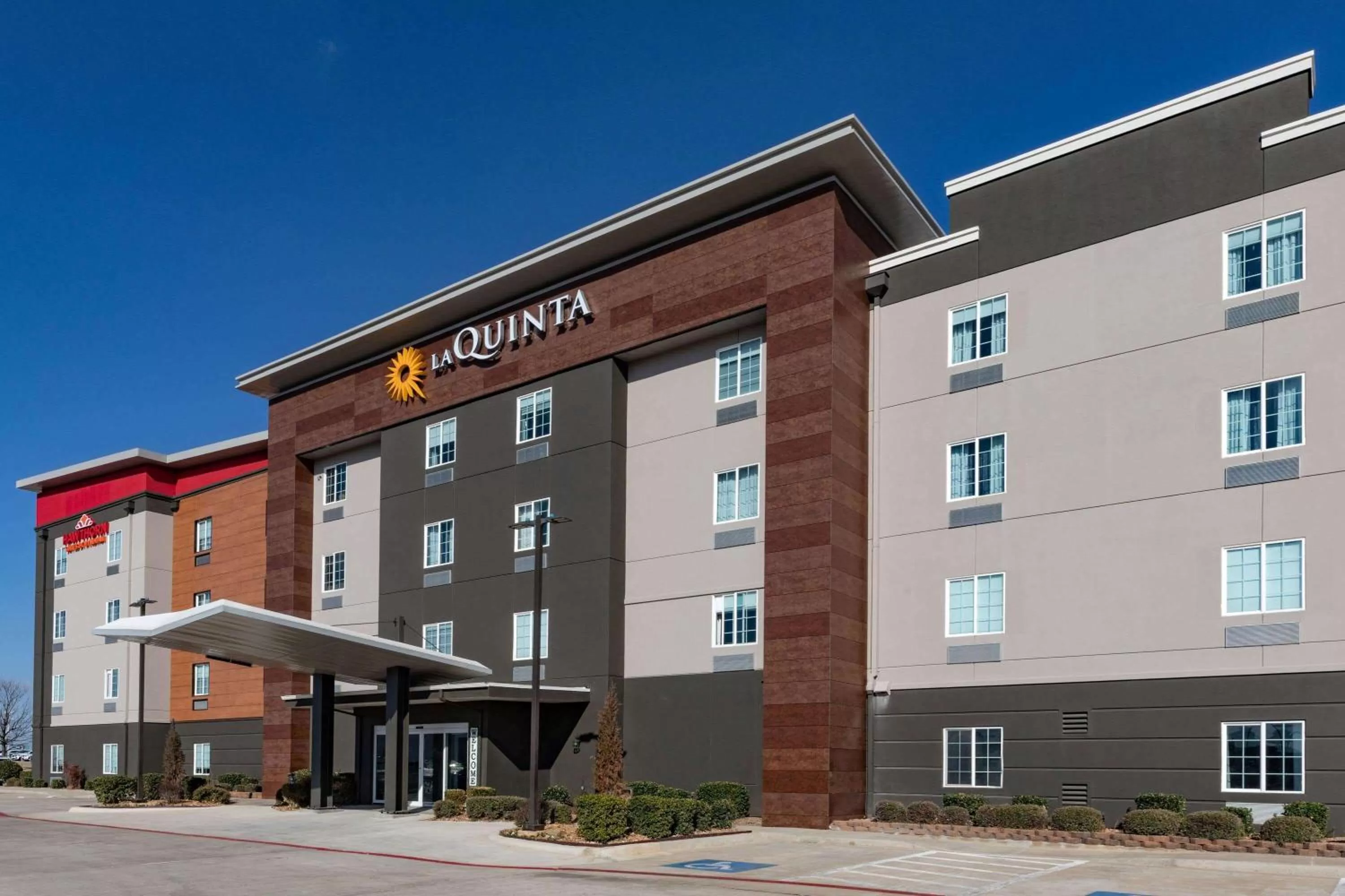 Property building in La Quinta Inn & Suites by Wyndham Ardmore