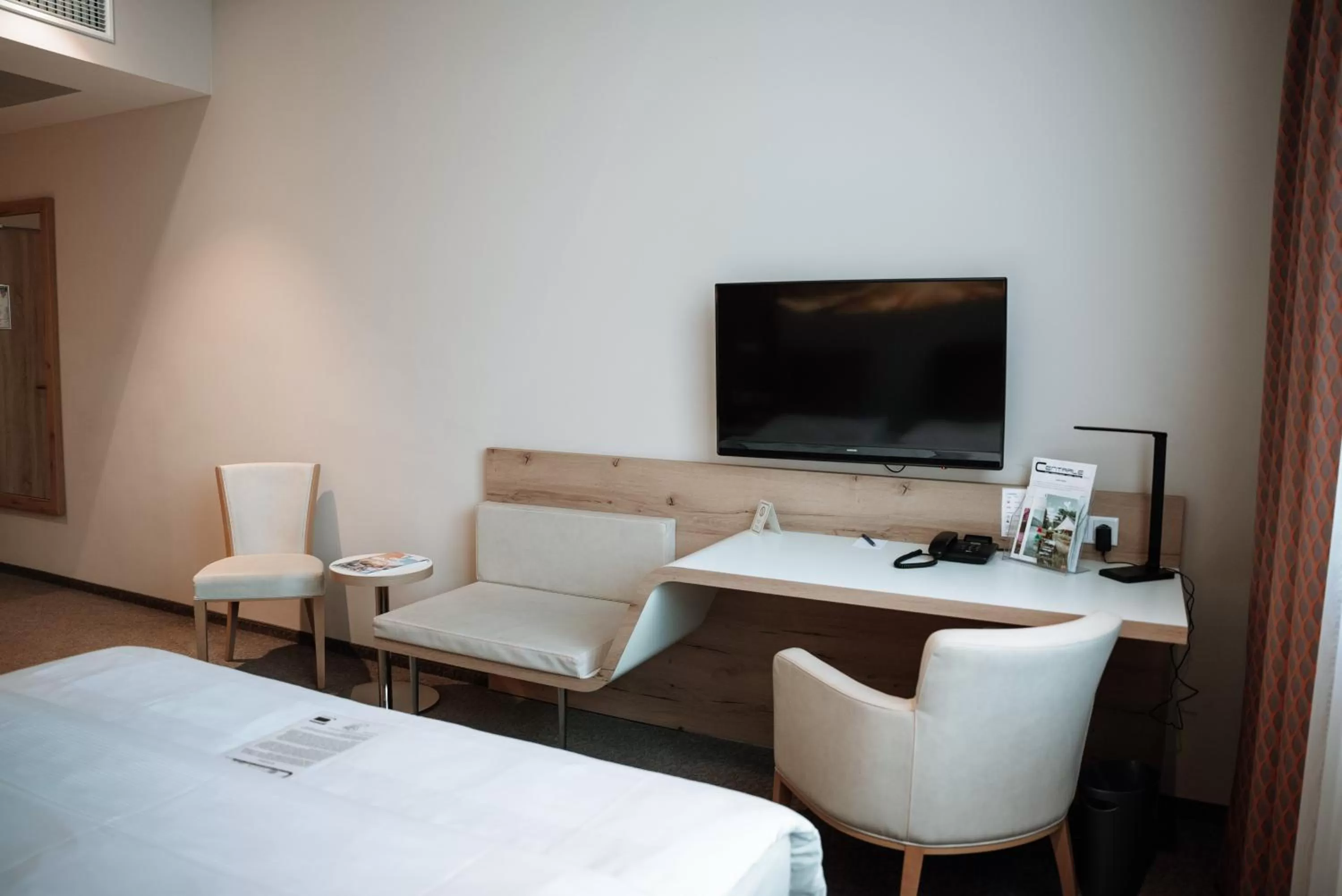 TV and multimedia, Bed in Centrale Hotel und Restaurant