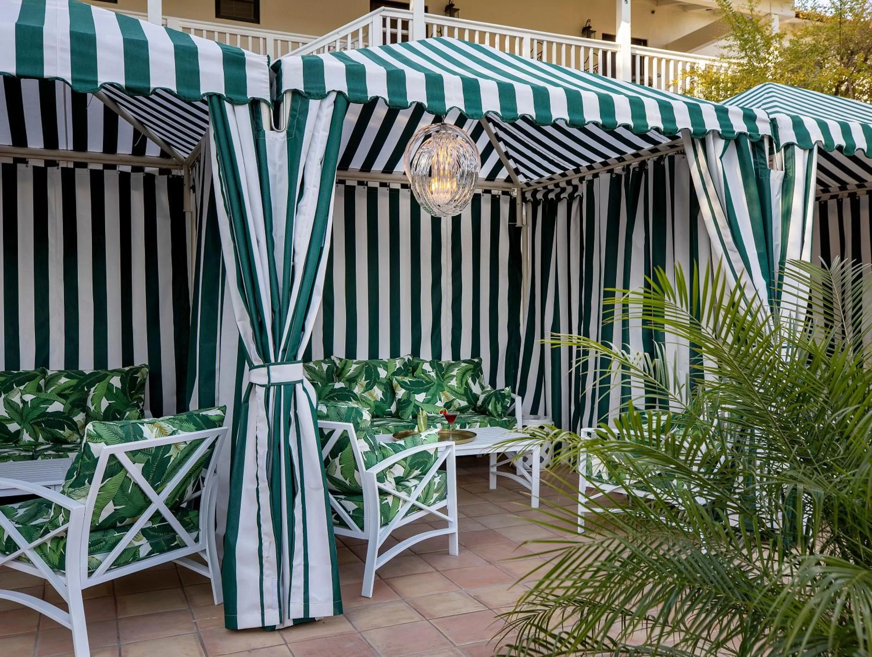 Patio in The Colony Palms Hotel and Bungalows - Adults Only