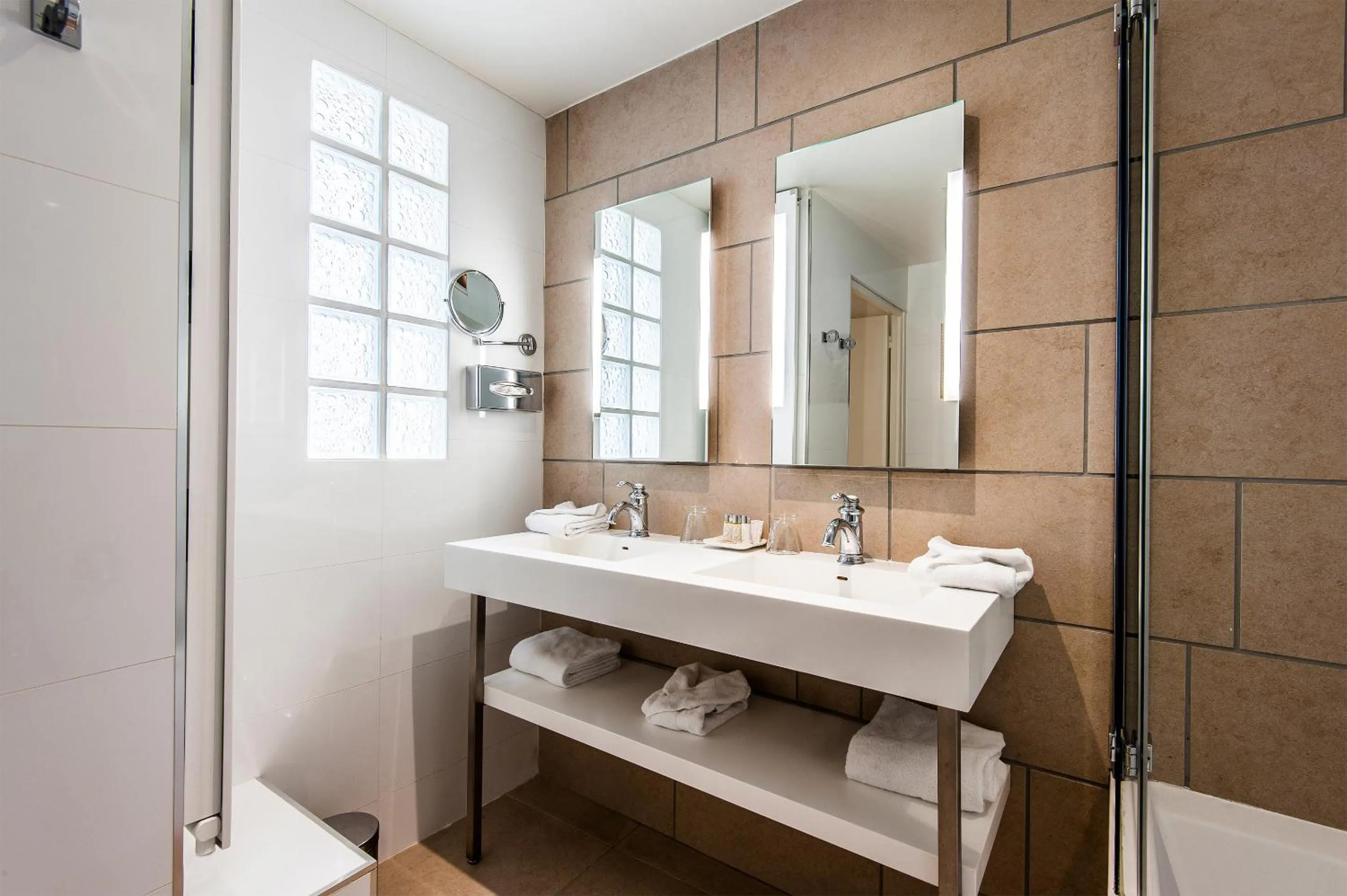 Shower in Best Western Saint-Louis - Grand Paris - Vincennes