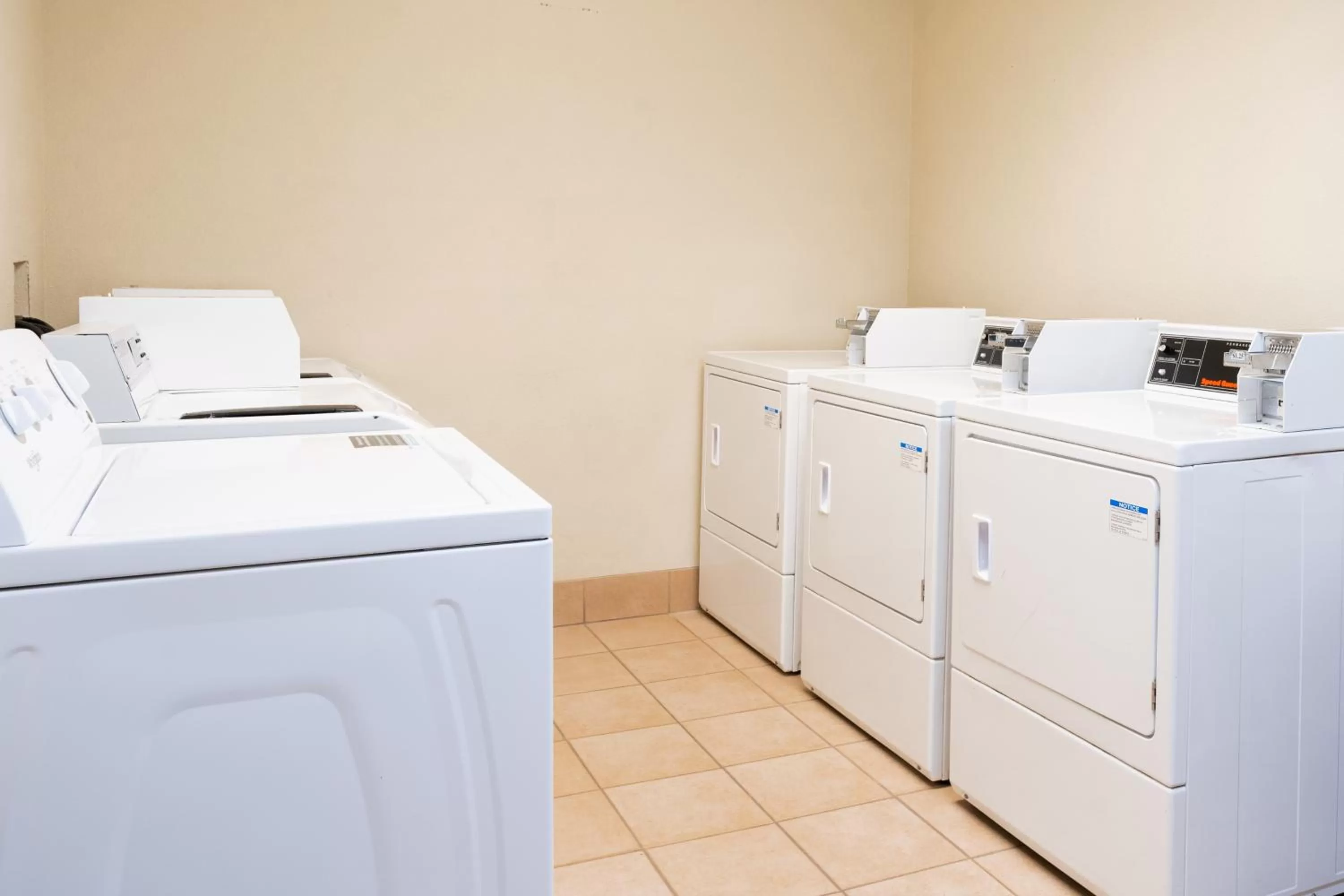 laundry in Pinedale Hotel & Suites