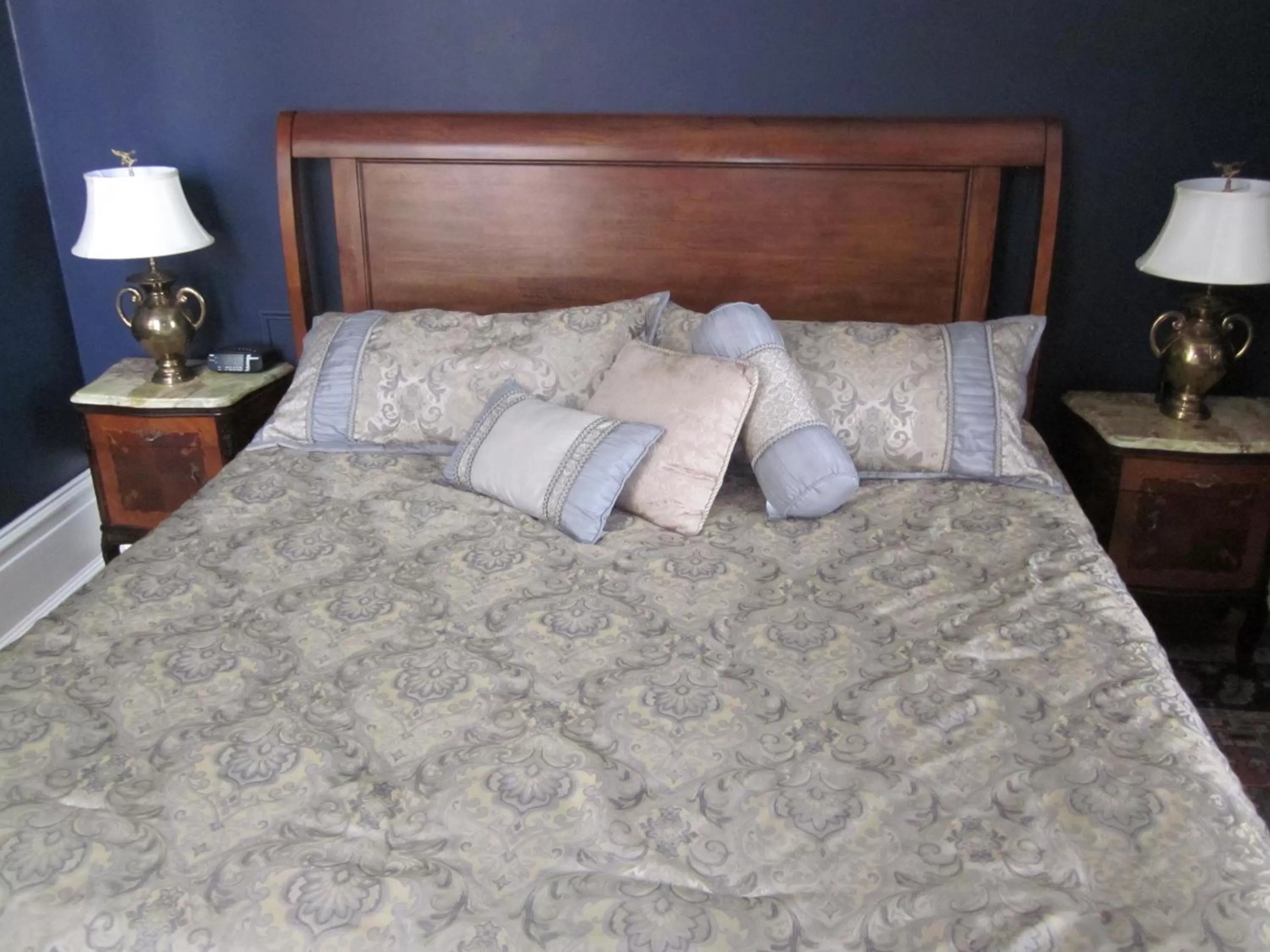 Bed in Baer House Inn