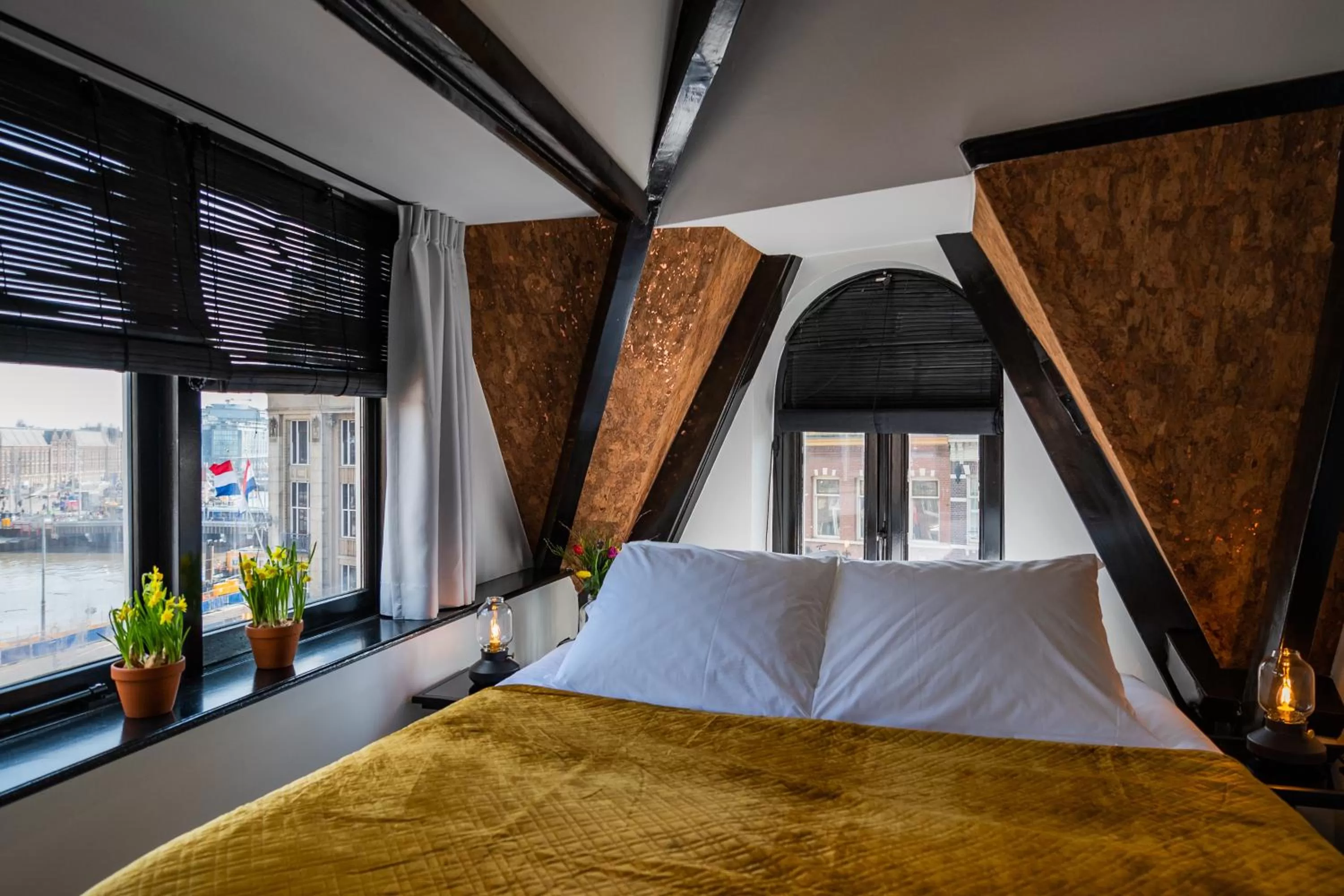 Photo of the whole room, Bed in Sotel Amsterdam Central Station