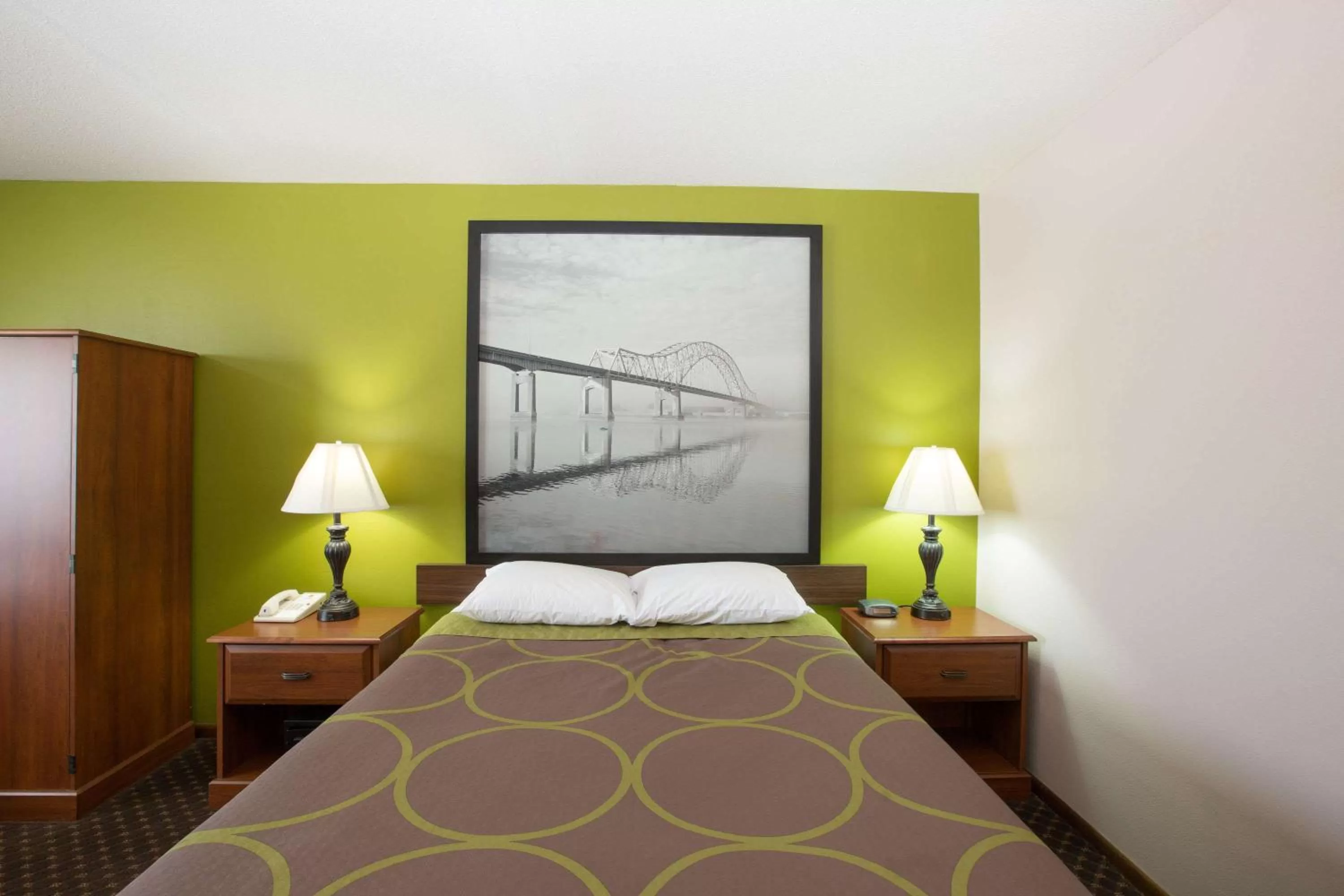 Photo of the whole room, Bed in Super 8 by Wyndham Williams