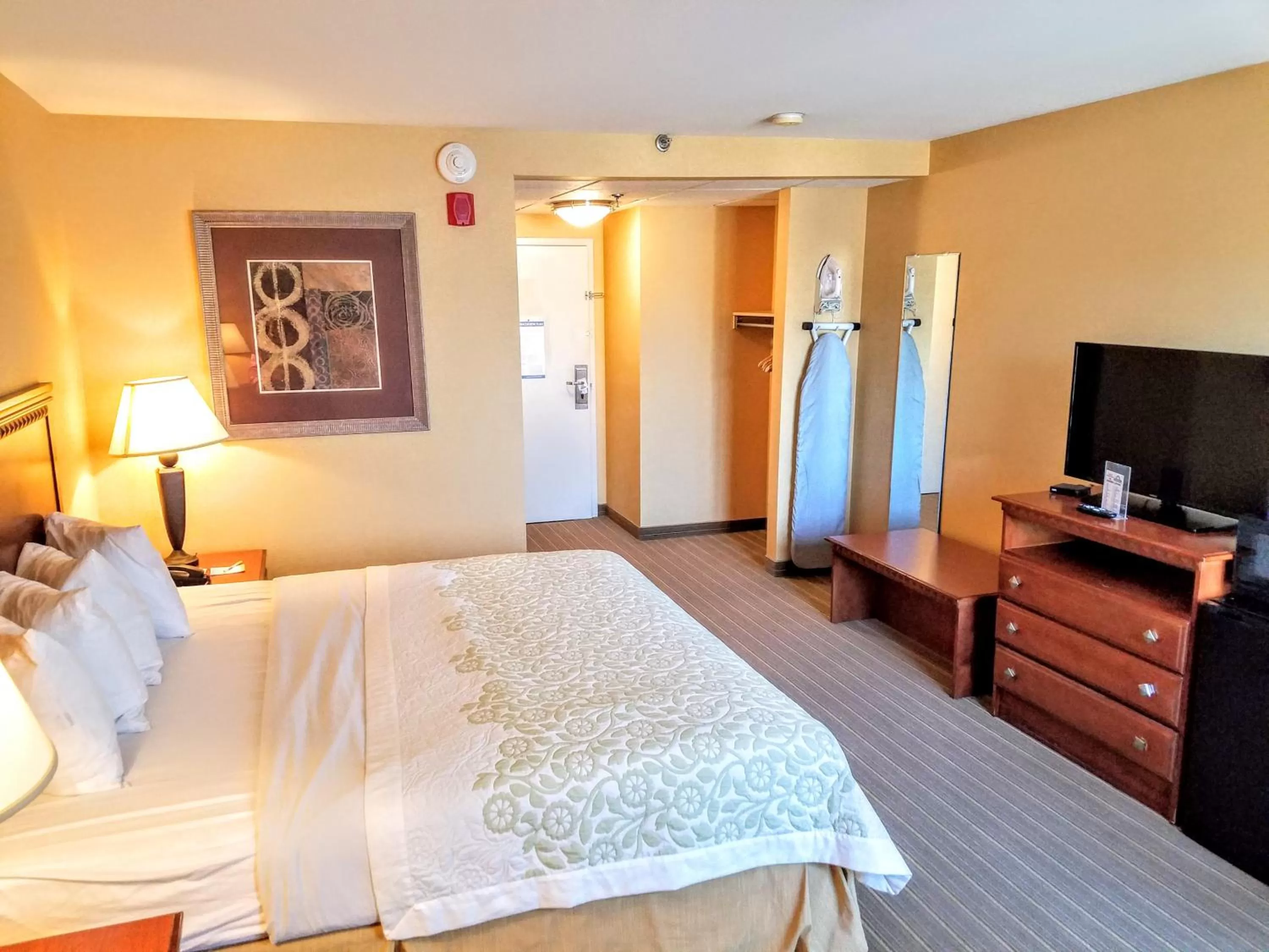 Photo of the whole room, Bed in Days Inn by Wyndham Windsor Locks / Bradley Intl Airport
