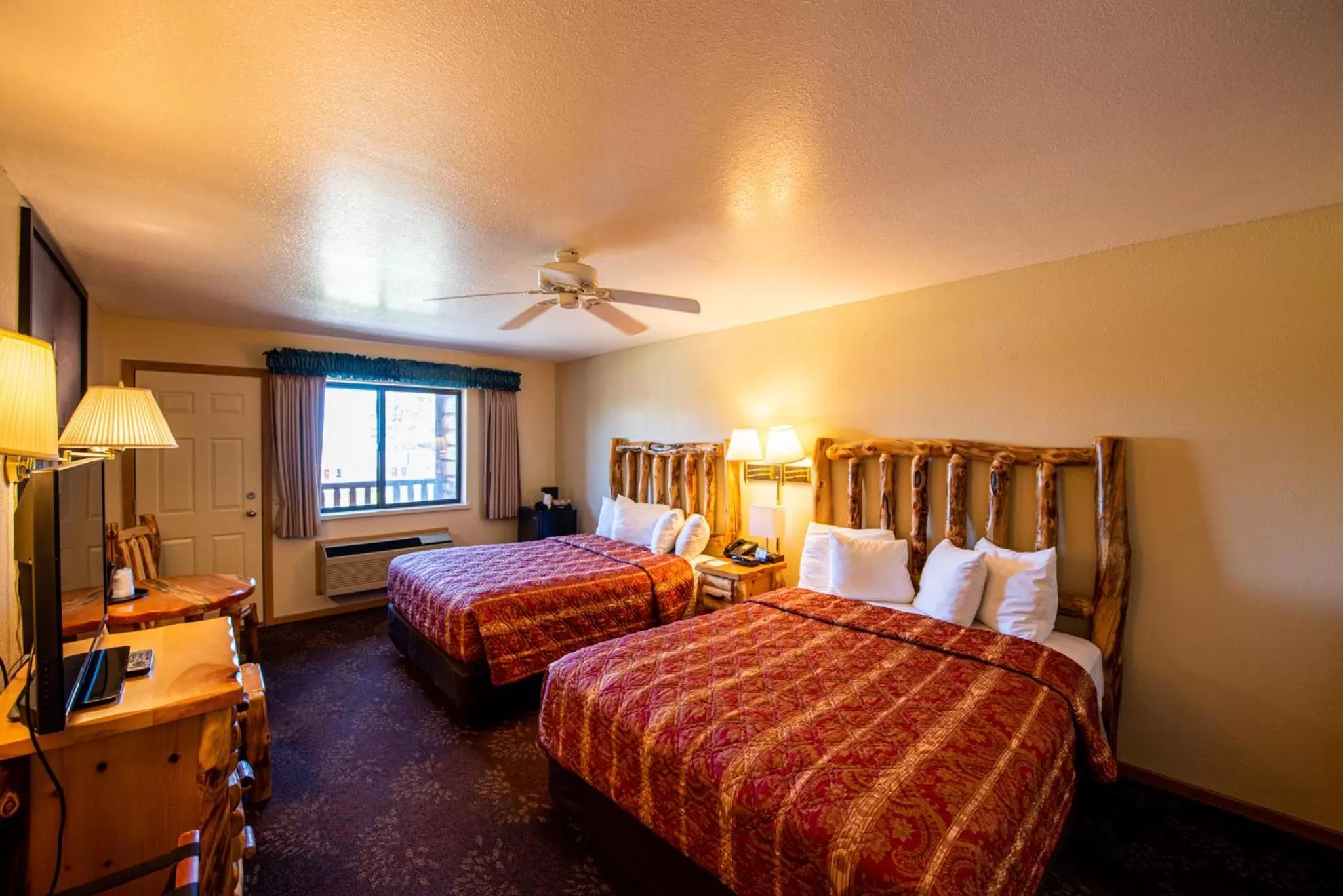 Bed in Super 8 by Wyndham Bridgeview of Mackinaw City