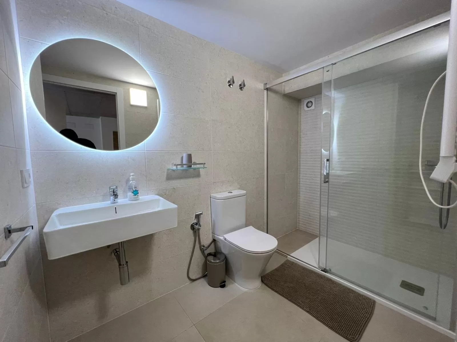 Shower in Carbonell 1