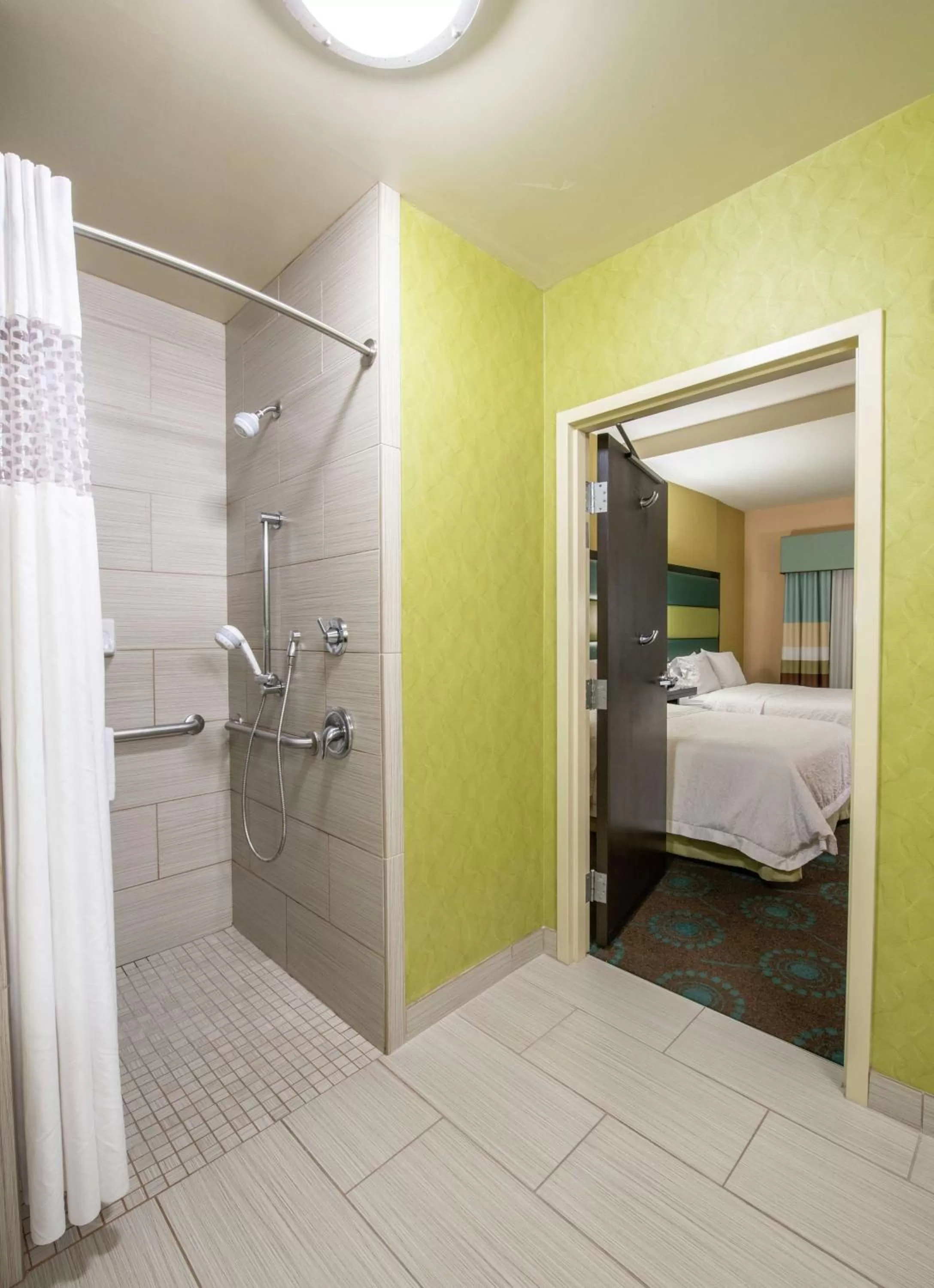 Bathroom, Bed in Hampton Inn & Suites Salt Lake City/Farmington