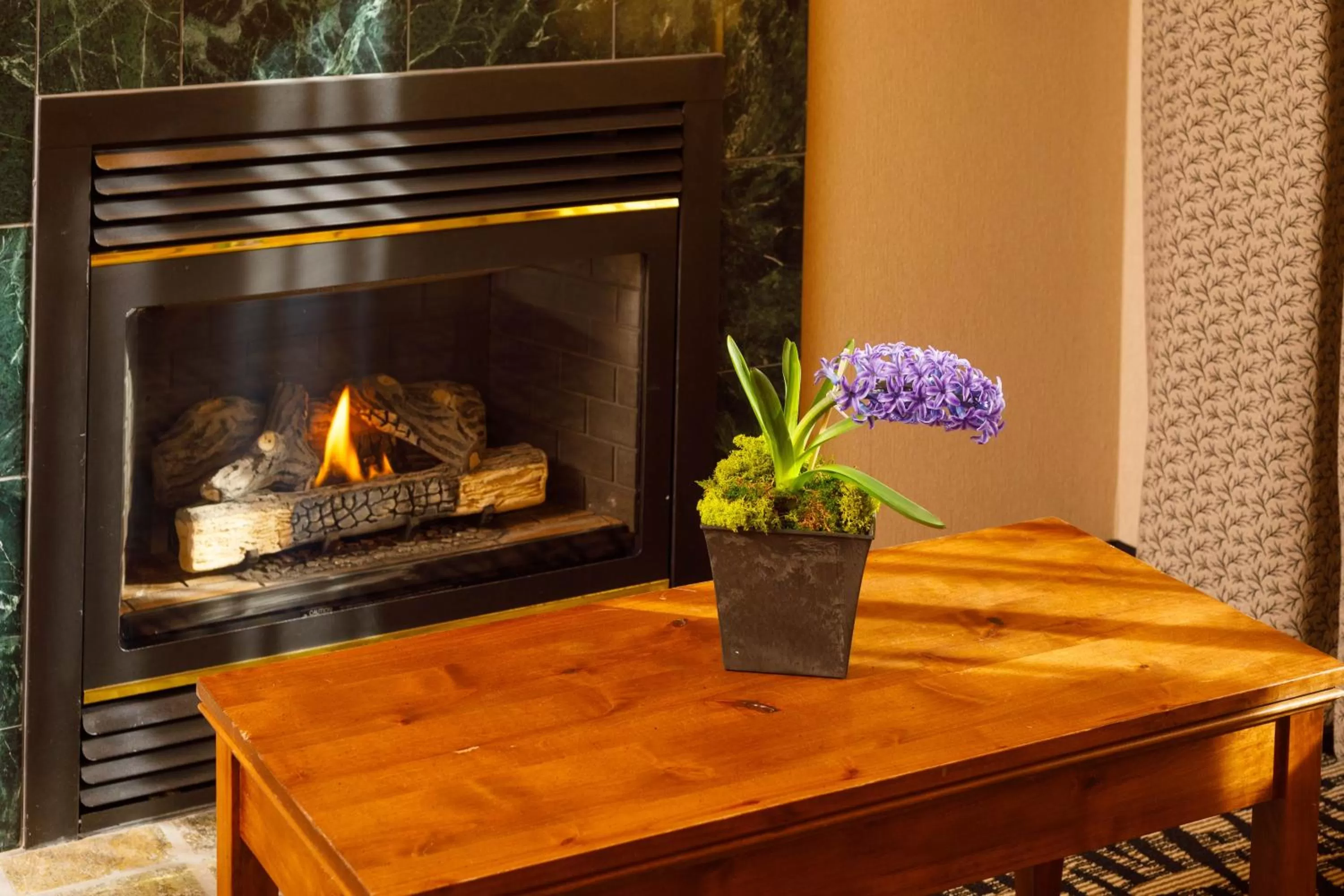 Seating area in 49'er Inn & Suites