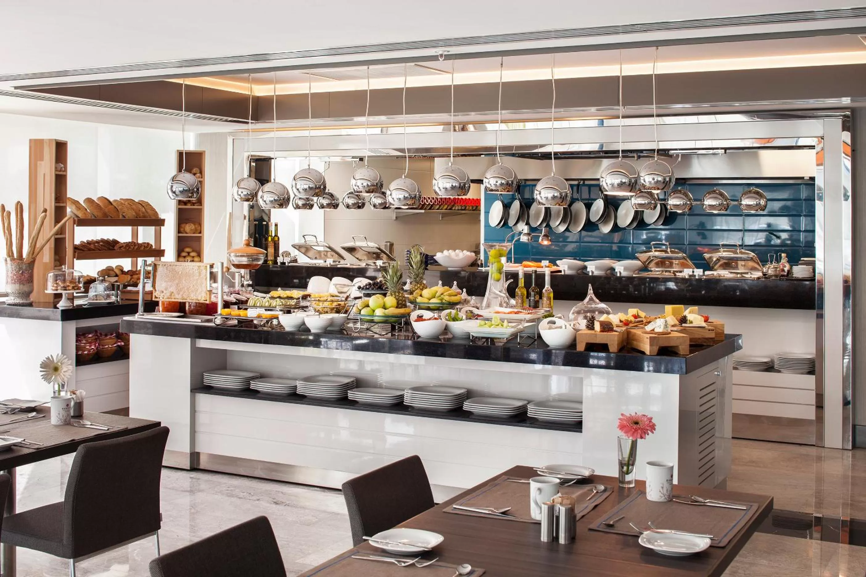 Restaurant/places to eat in Ramada Hotel & Suites by Wyndham Izmir Kemalpasa