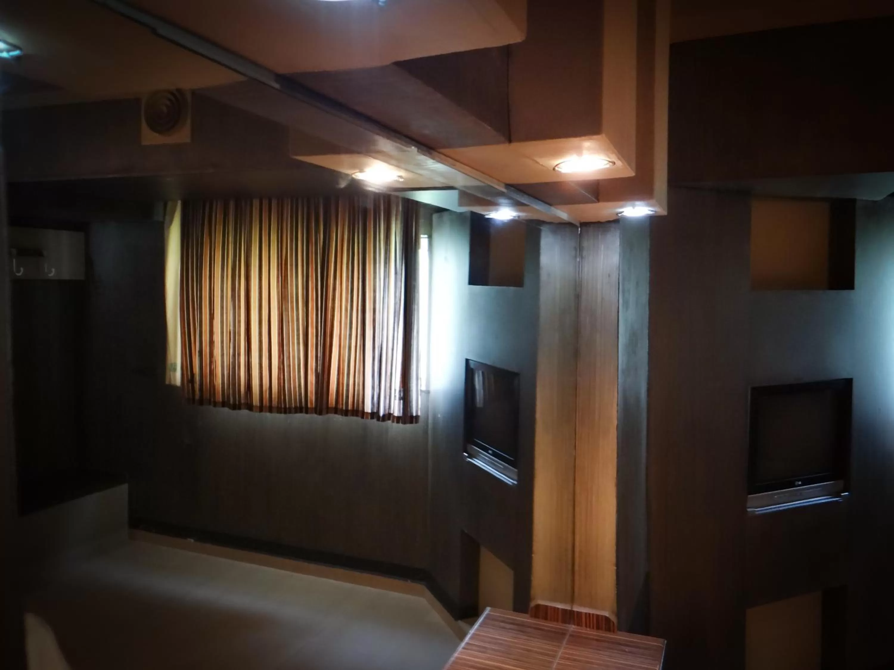 TV/Entertainment Center in Silmar Hotel/Motel