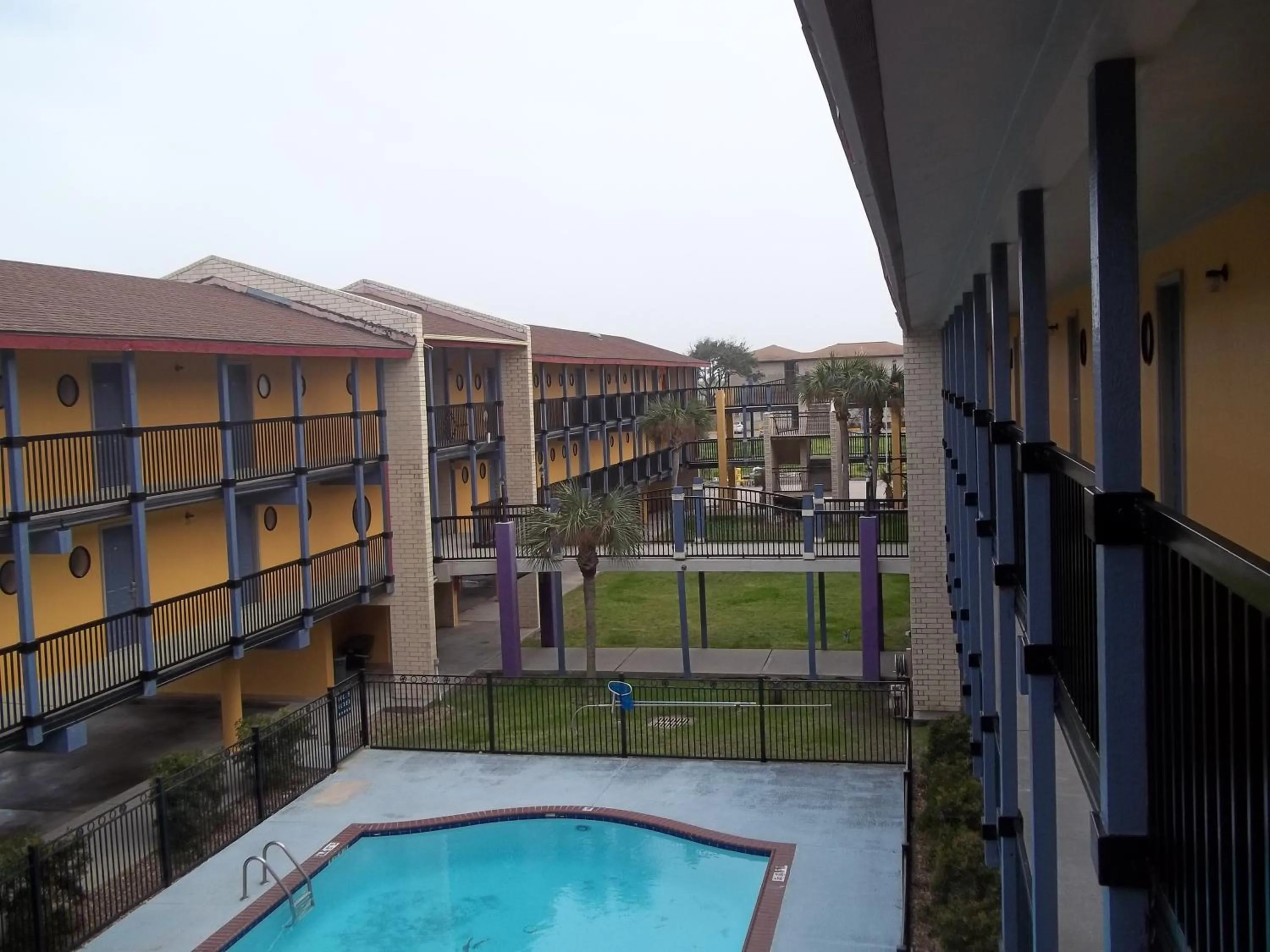 Facade/entrance in Scottish Inns Galveston