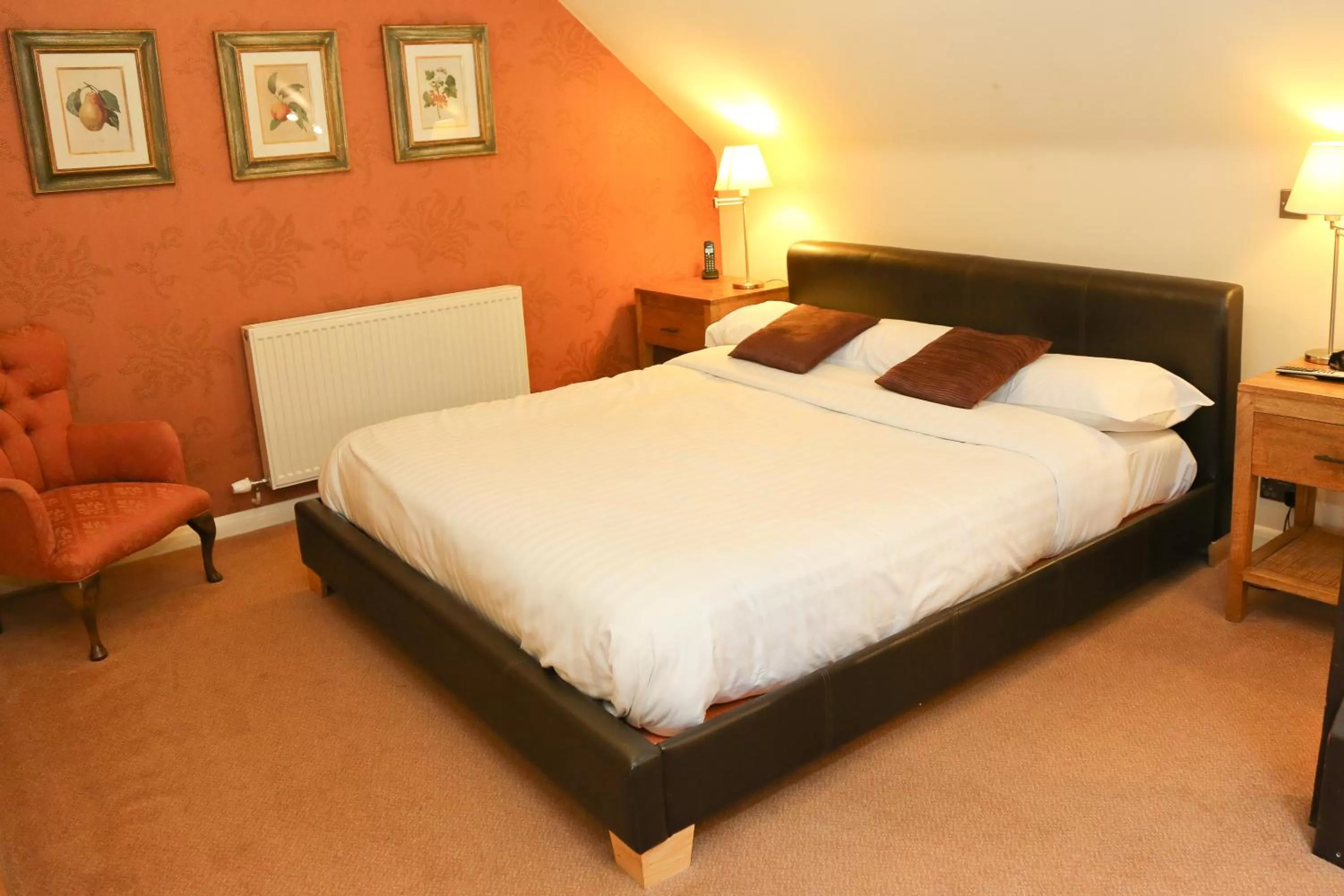 Bathroom, Bed in Millfields Hotel