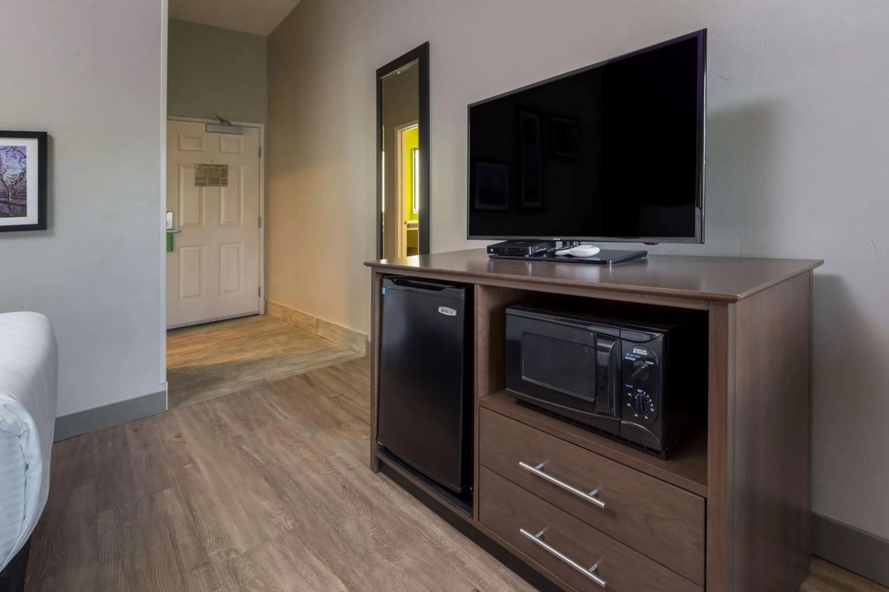 Photo of the whole room in La Quinta by Wyndham Visalia/Sequoia Gateway