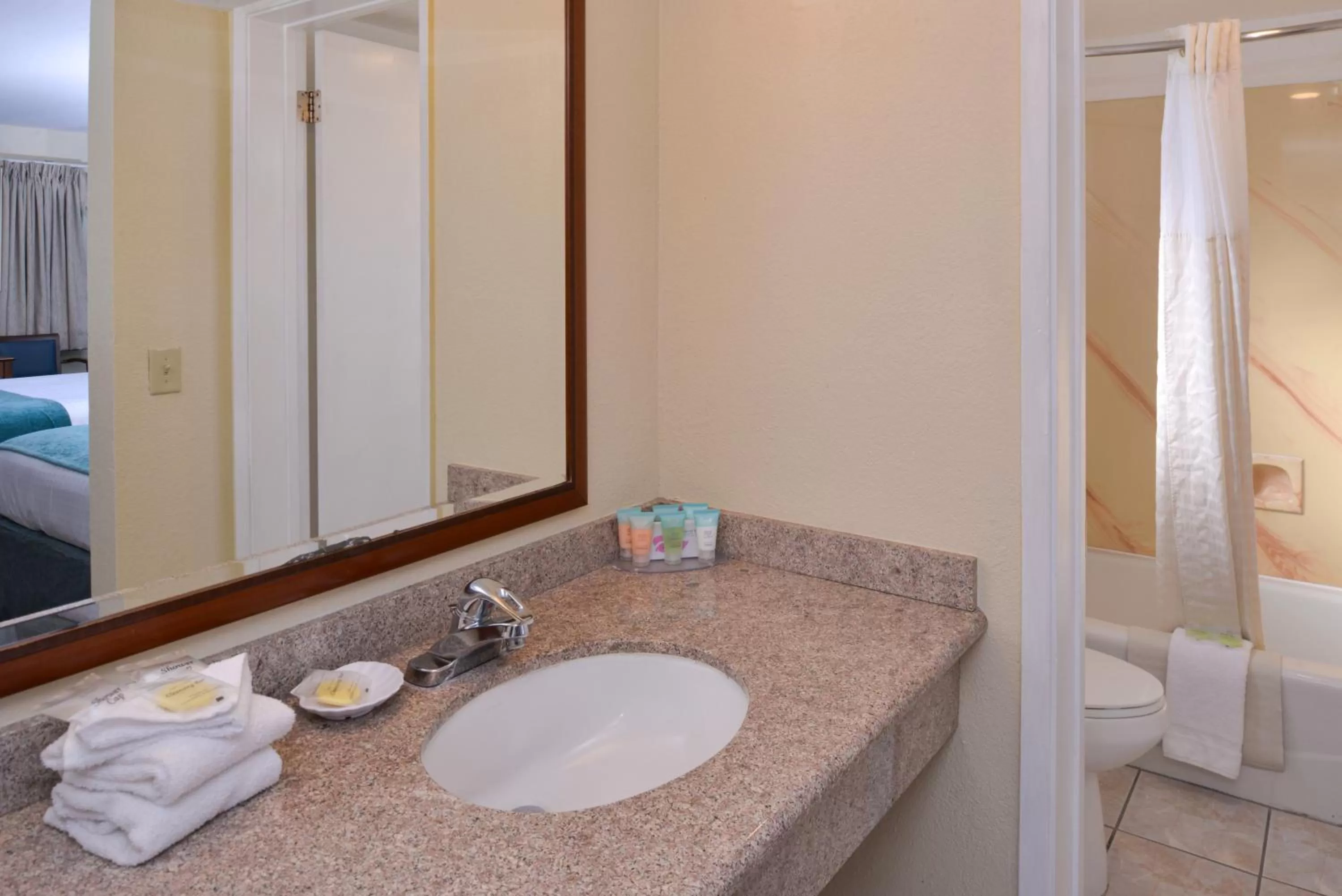 Toilet, Bed in Edgewater Inn and Suites