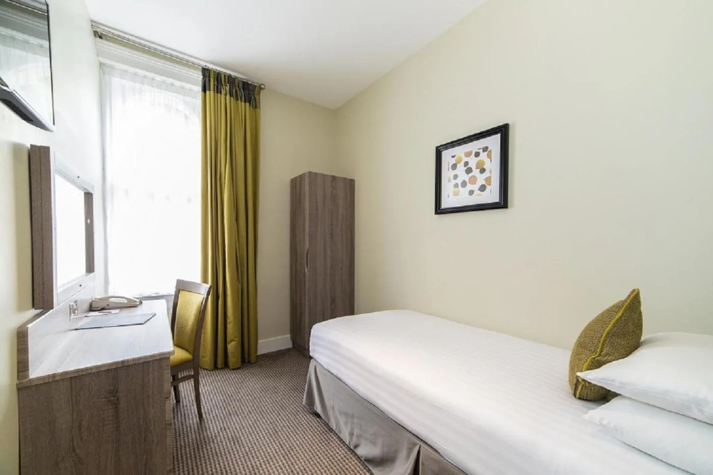 Bedroom, Bed in Phoenix Hotel