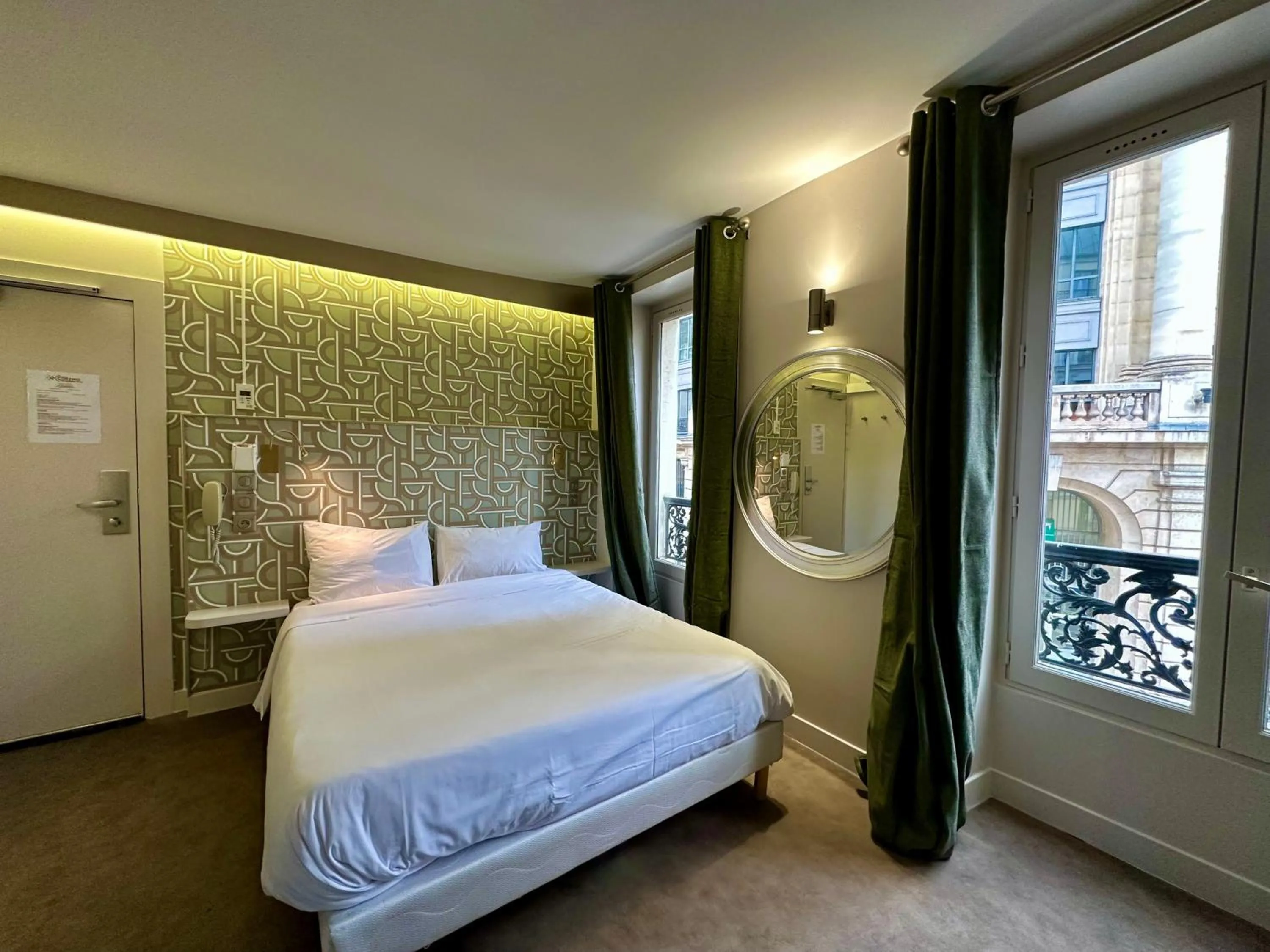 Bed in Hotel Nation Montmartre