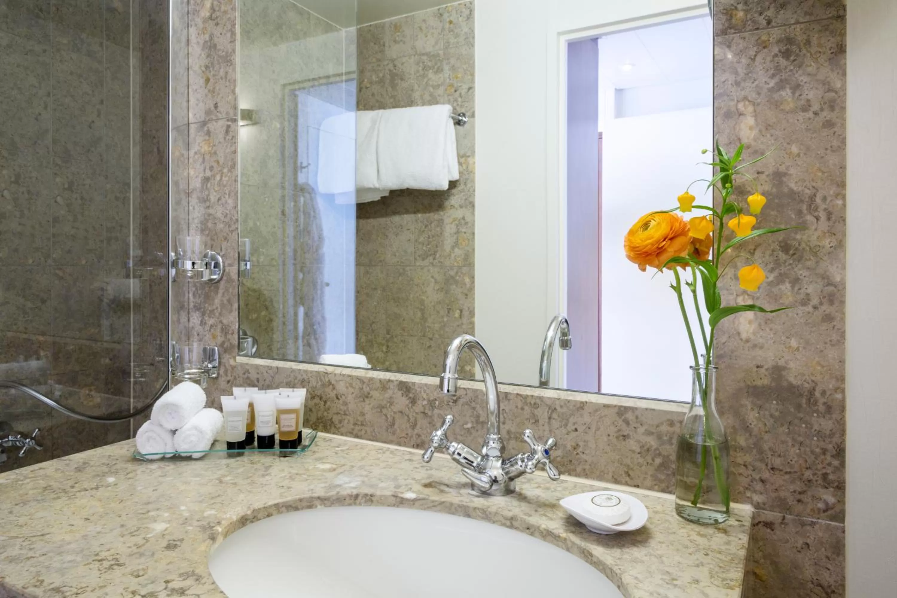 Shower in Warwick Geneva