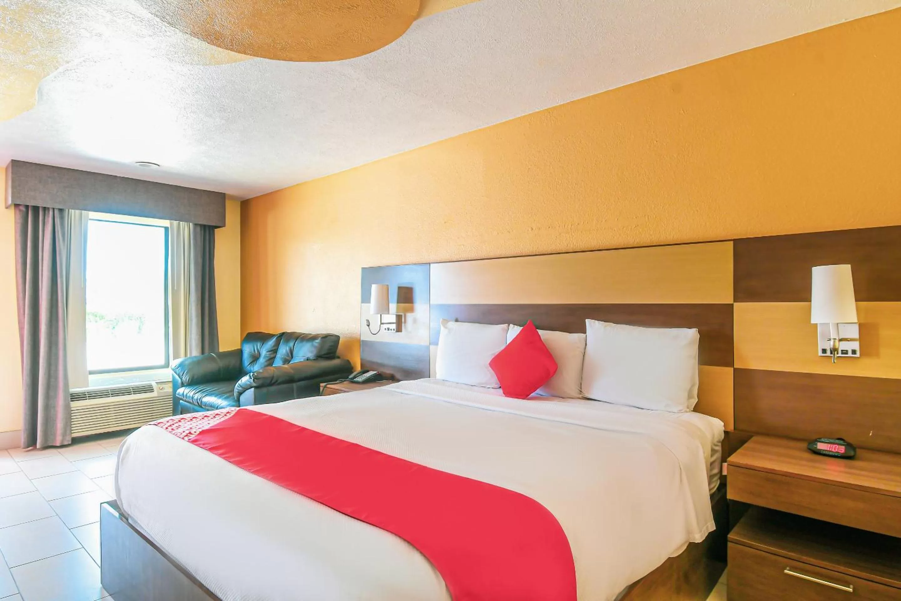 Bedroom, Bed in OYO Hotel Shenandoah Woodlands Mall