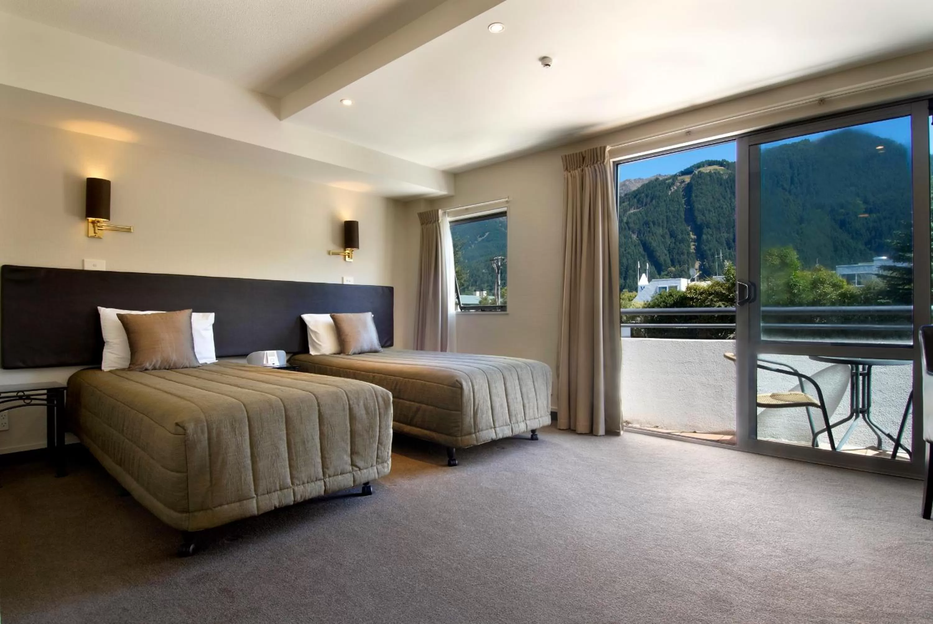 Photo of the whole room, Bed in Hurley's of Queenstown