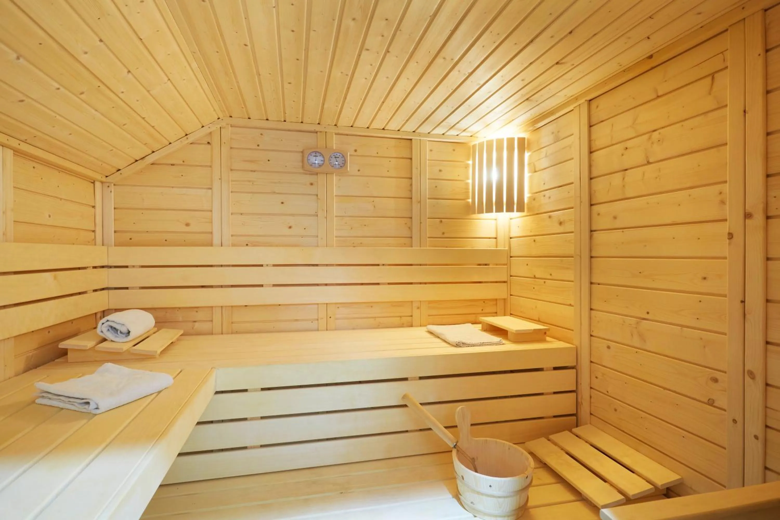 Sauna in Logis hôtel Jardin de Villiers
