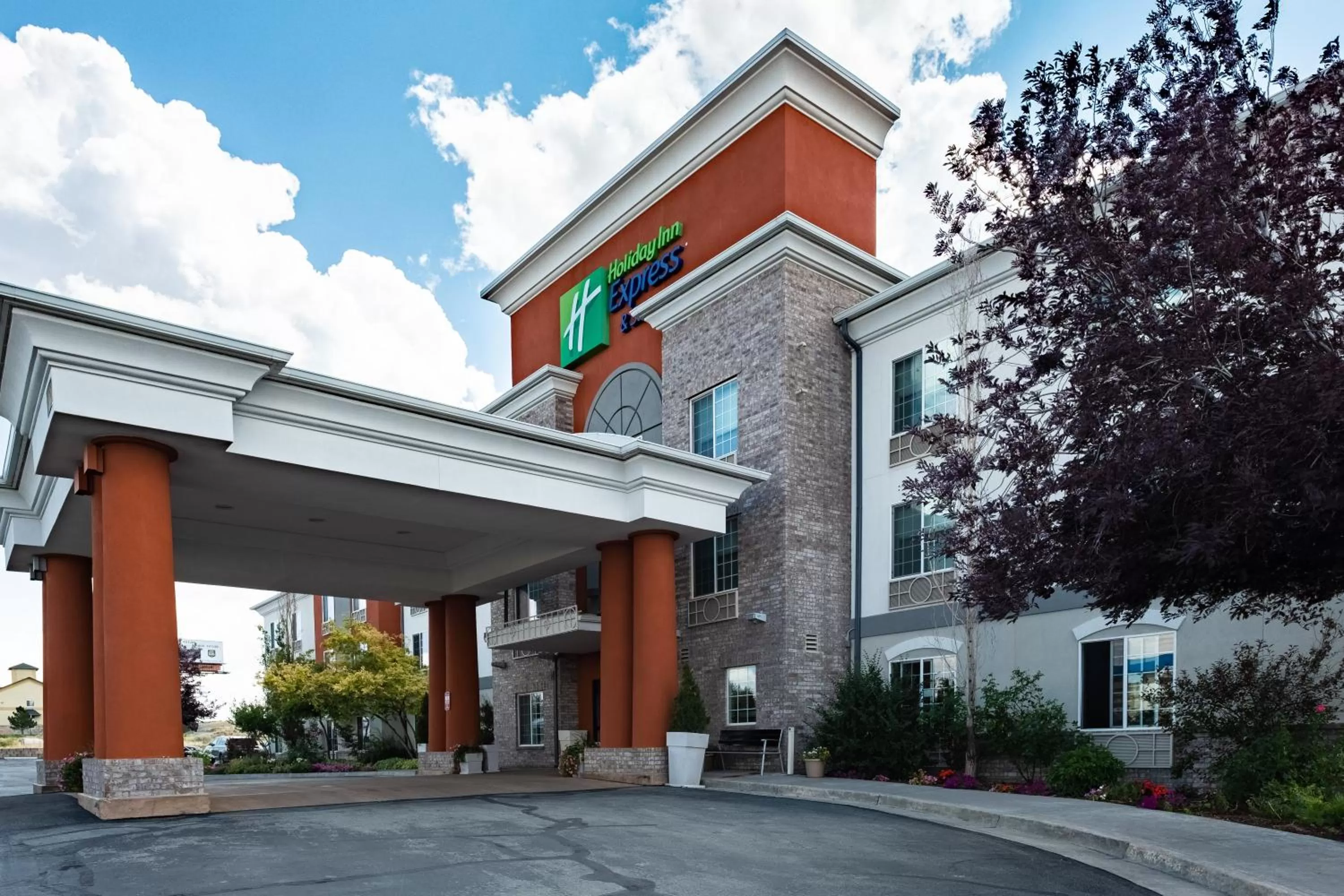 Property building in Holiday Inn Express Hotel & Suites Evanston by IHG