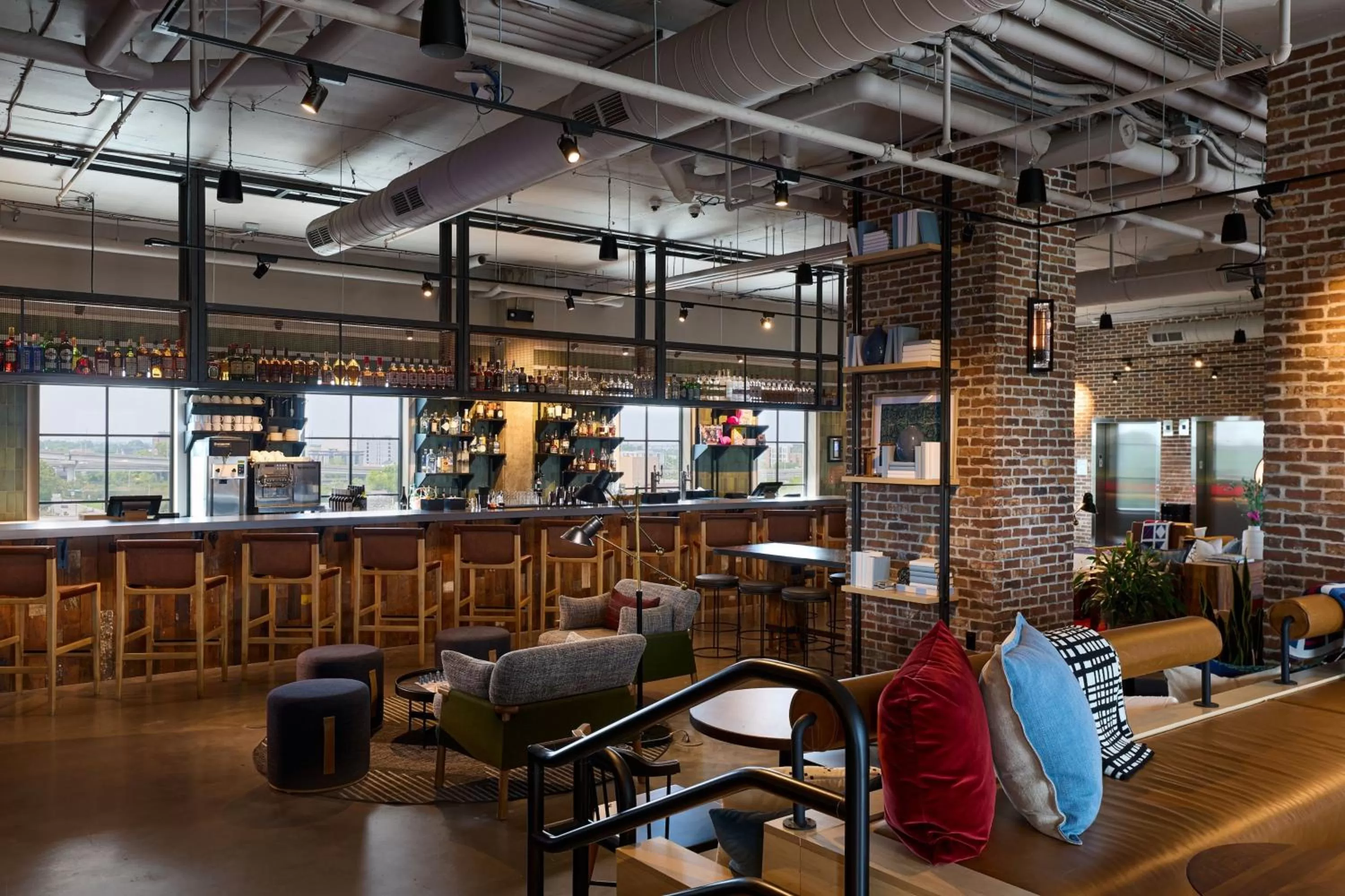 Lounge or bar in Moxy Charleston Downtown