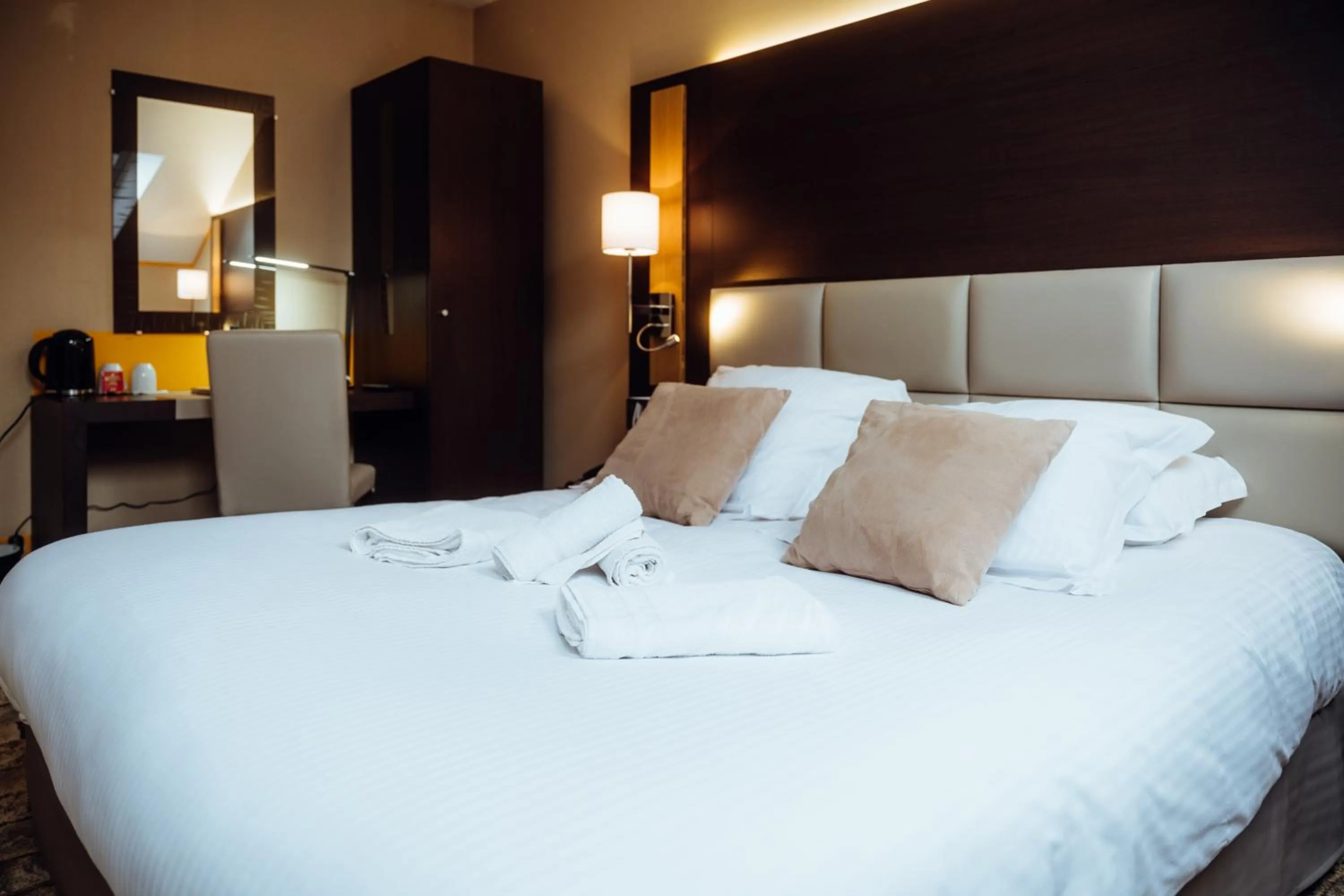 Property building, Bed in Hotel Le Dauphin