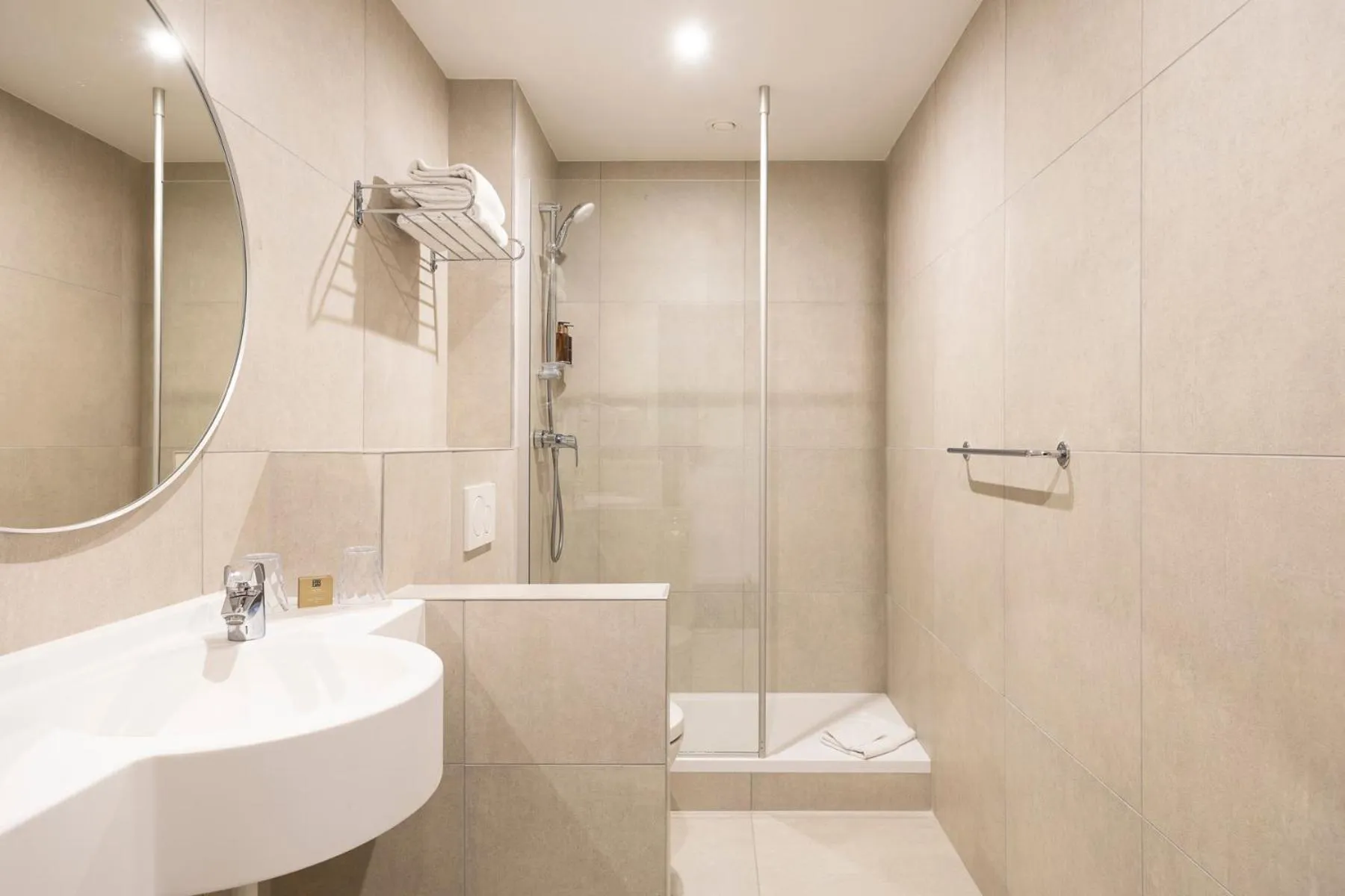 Bathroom in Aris Grand Place Hotel