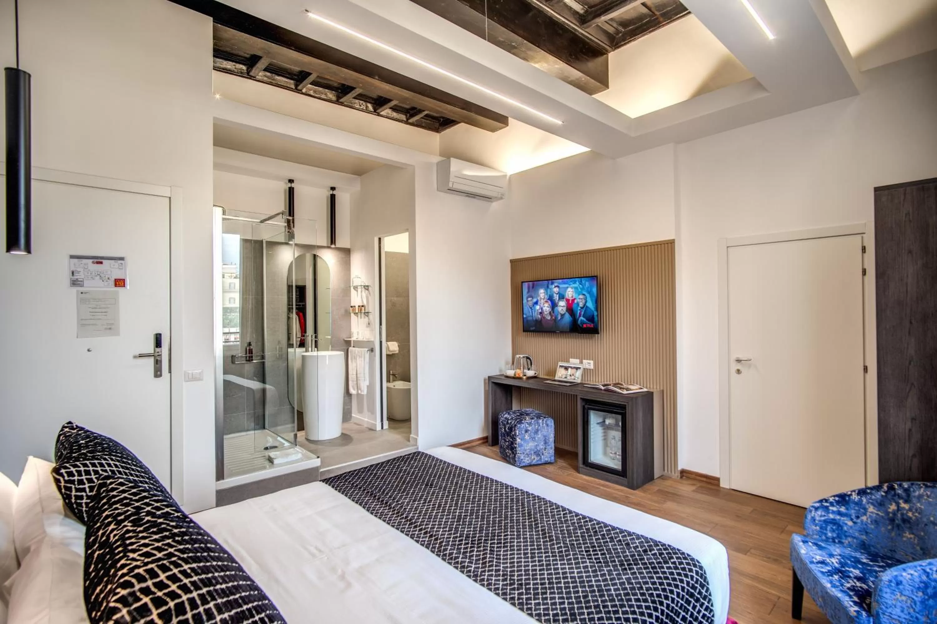 Photo of the whole room, Bed in Little Queen Suite