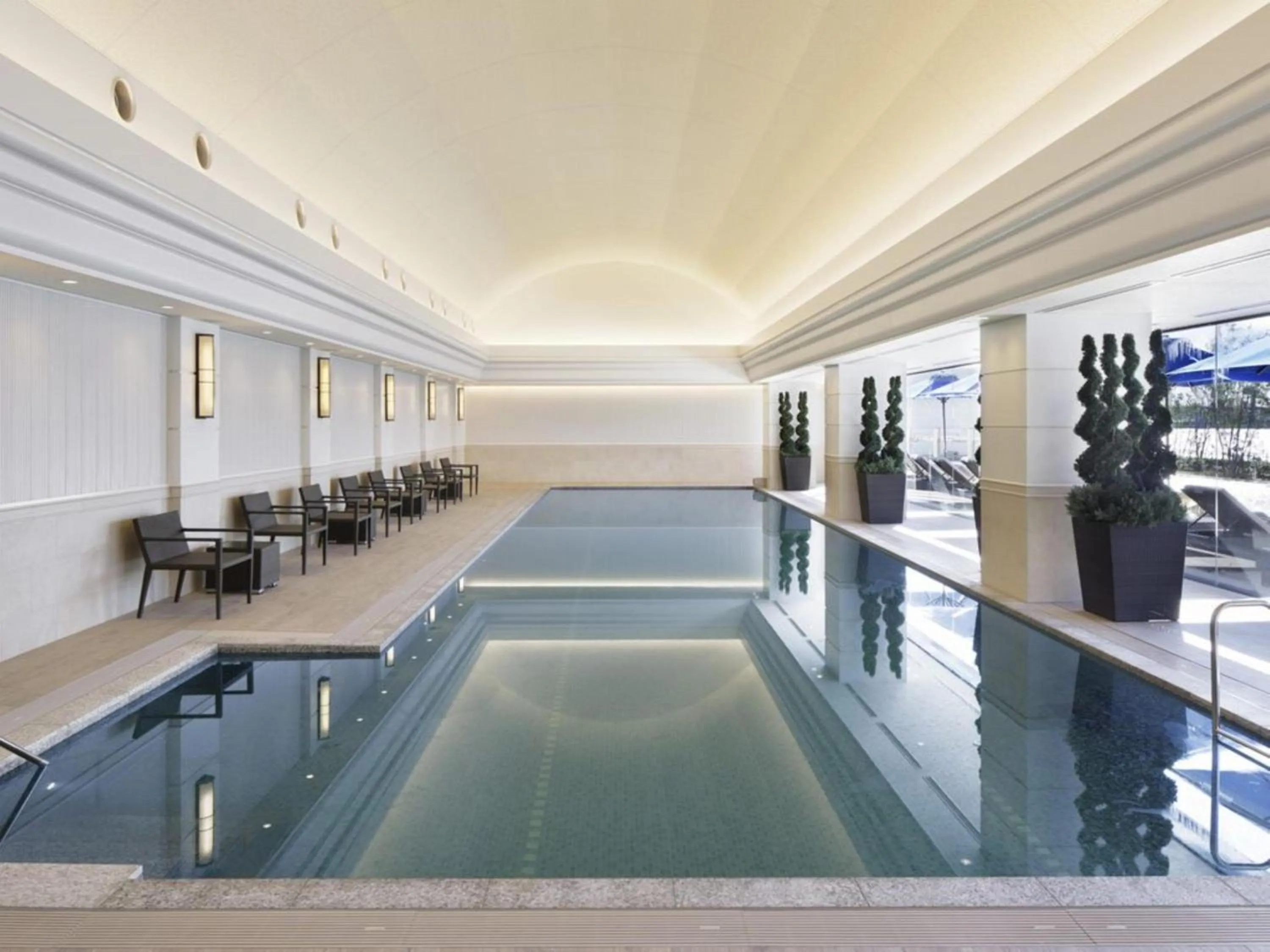 Swimming pool in Kobe Minato Onsen Ren