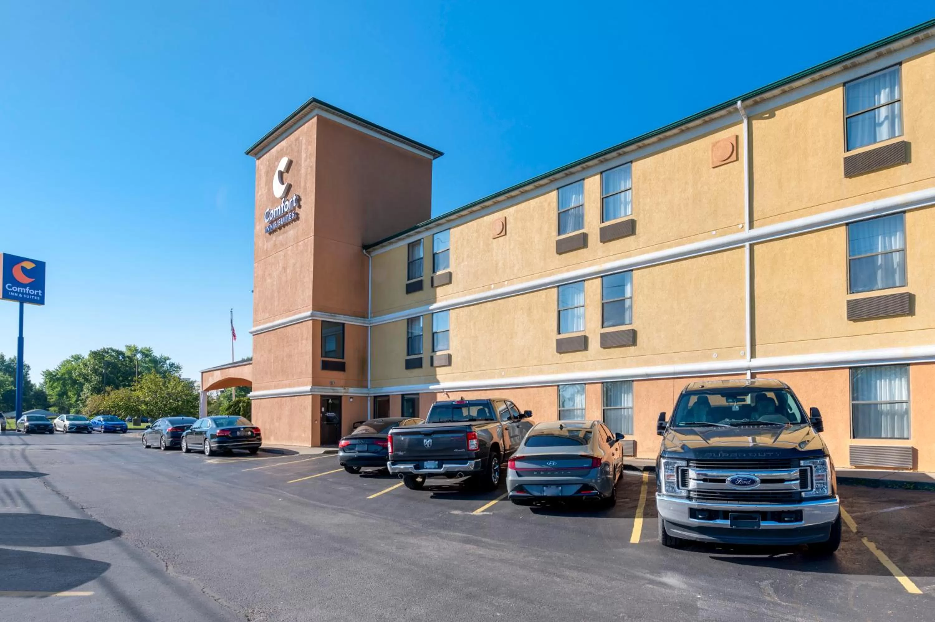 Property building in Comfort Inn & Suites Cincinnati Eastgate