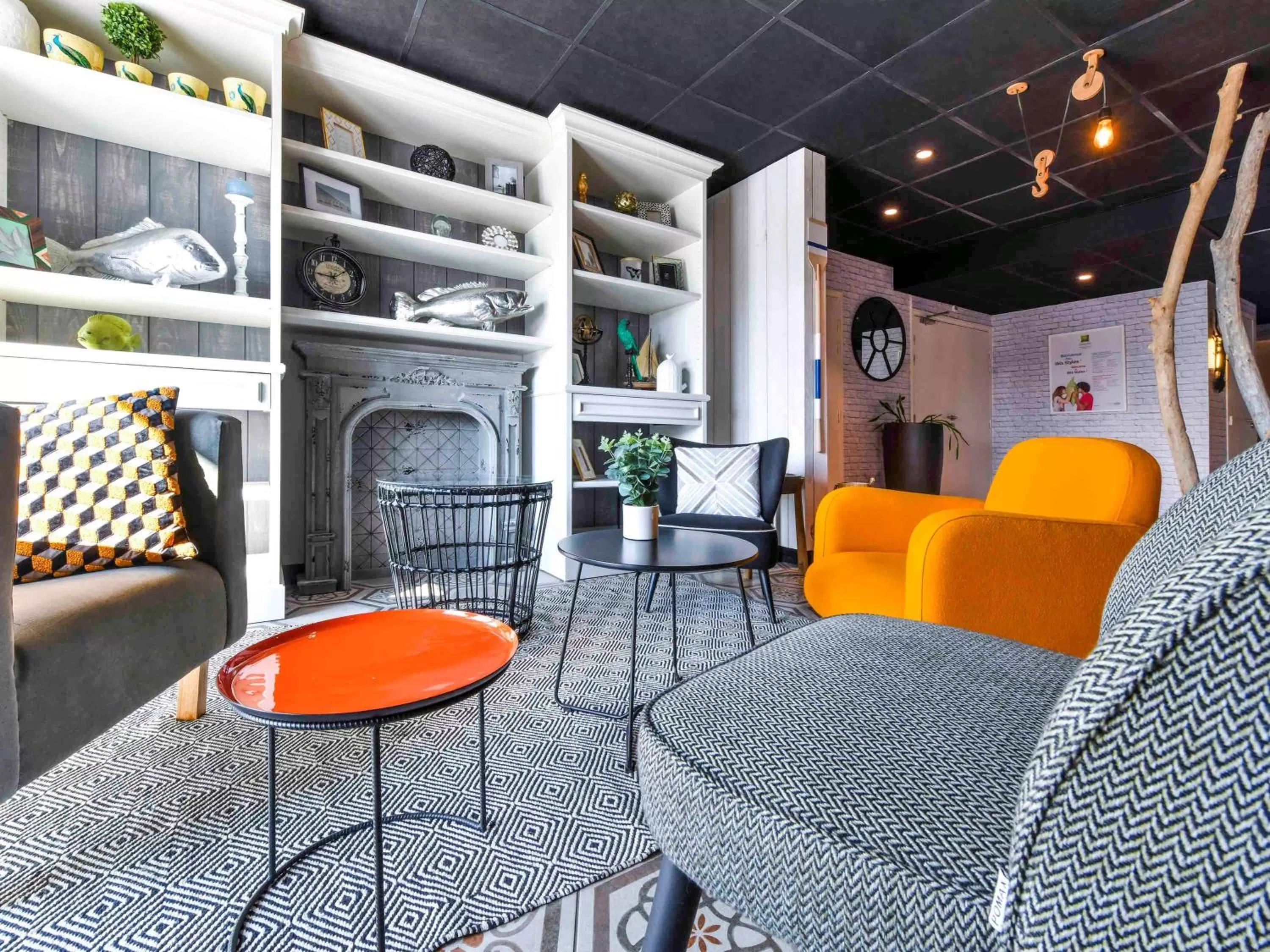 Lounge or bar in ibis styles La Rochelle Thalasso Chatelaillon