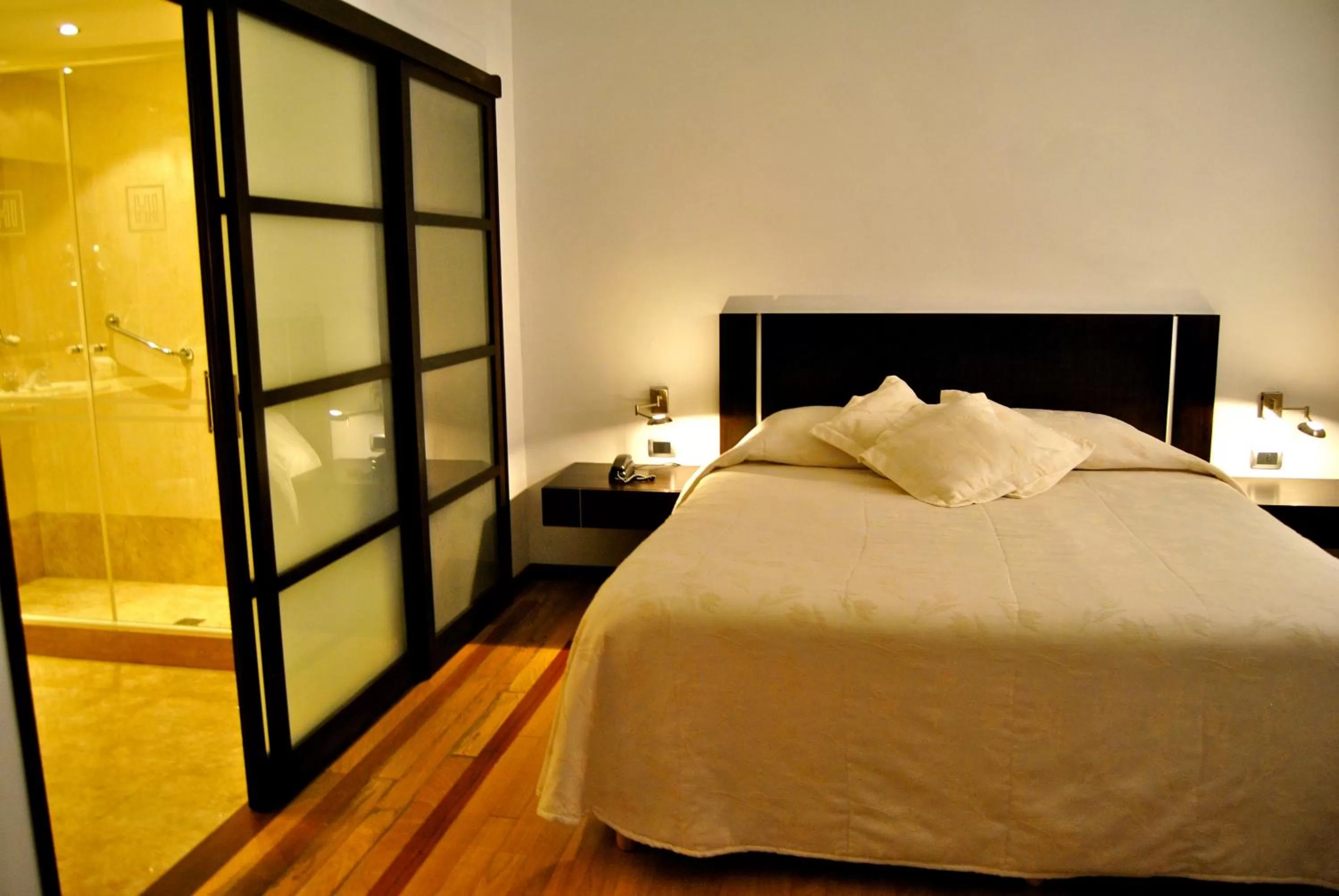 Bedroom, Bed in Hotel 24