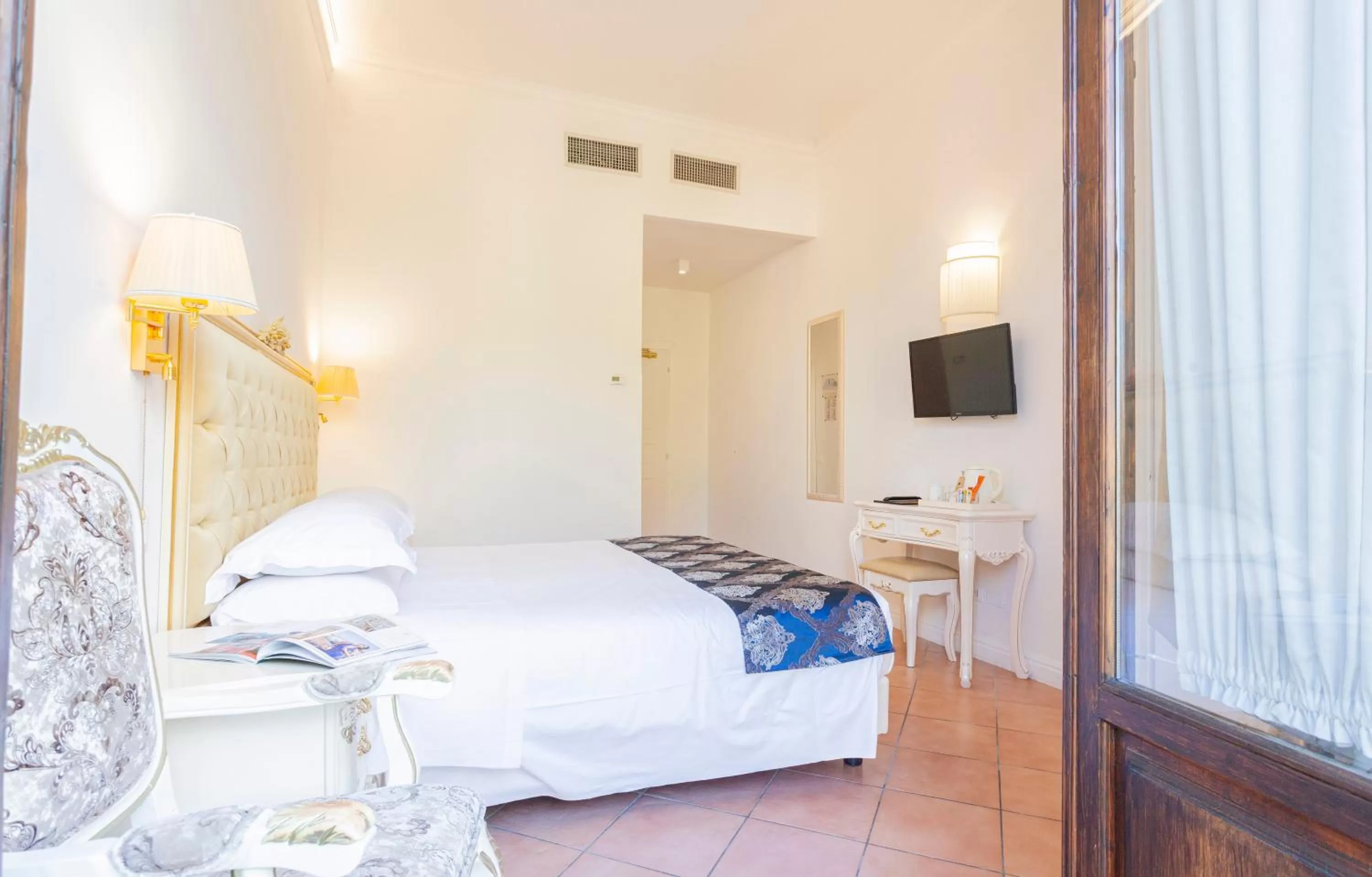 Photo of the whole room, Bed in Villa Royal