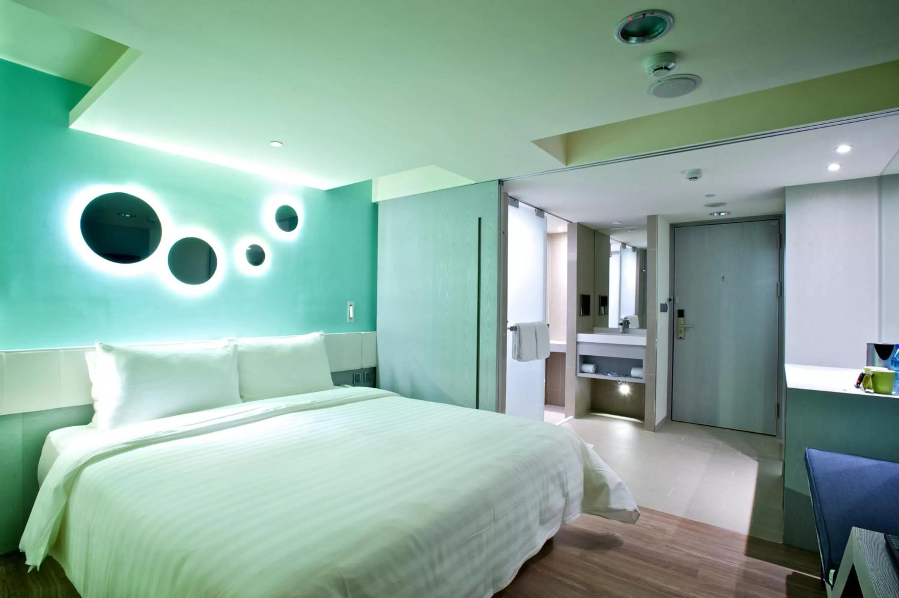 Photo of the whole room, Bed in FX INN Kaohsiung Zhonghua Road Branch