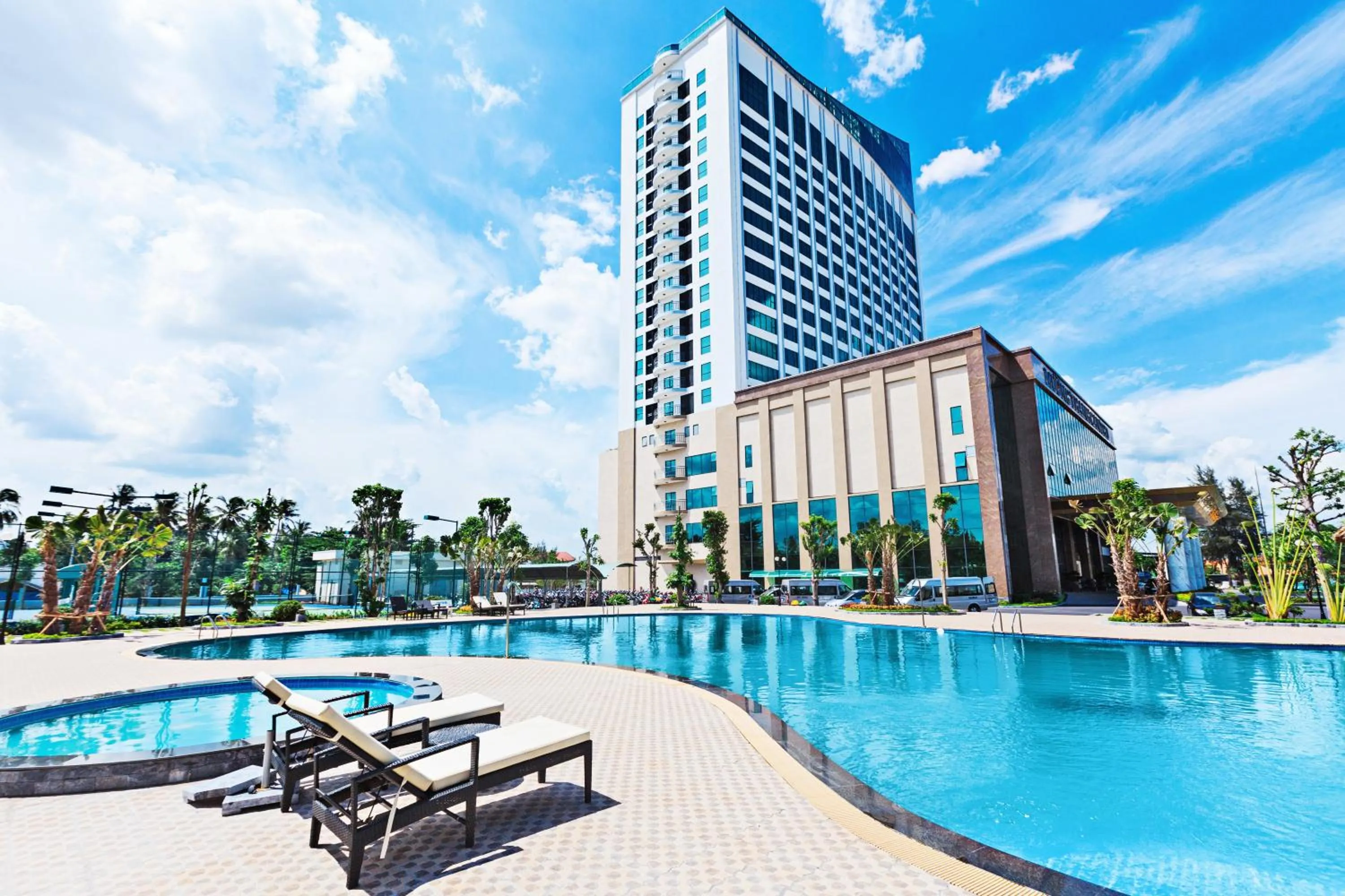 Swimming pool in Muong Thanh Luxury Can Tho Hotel