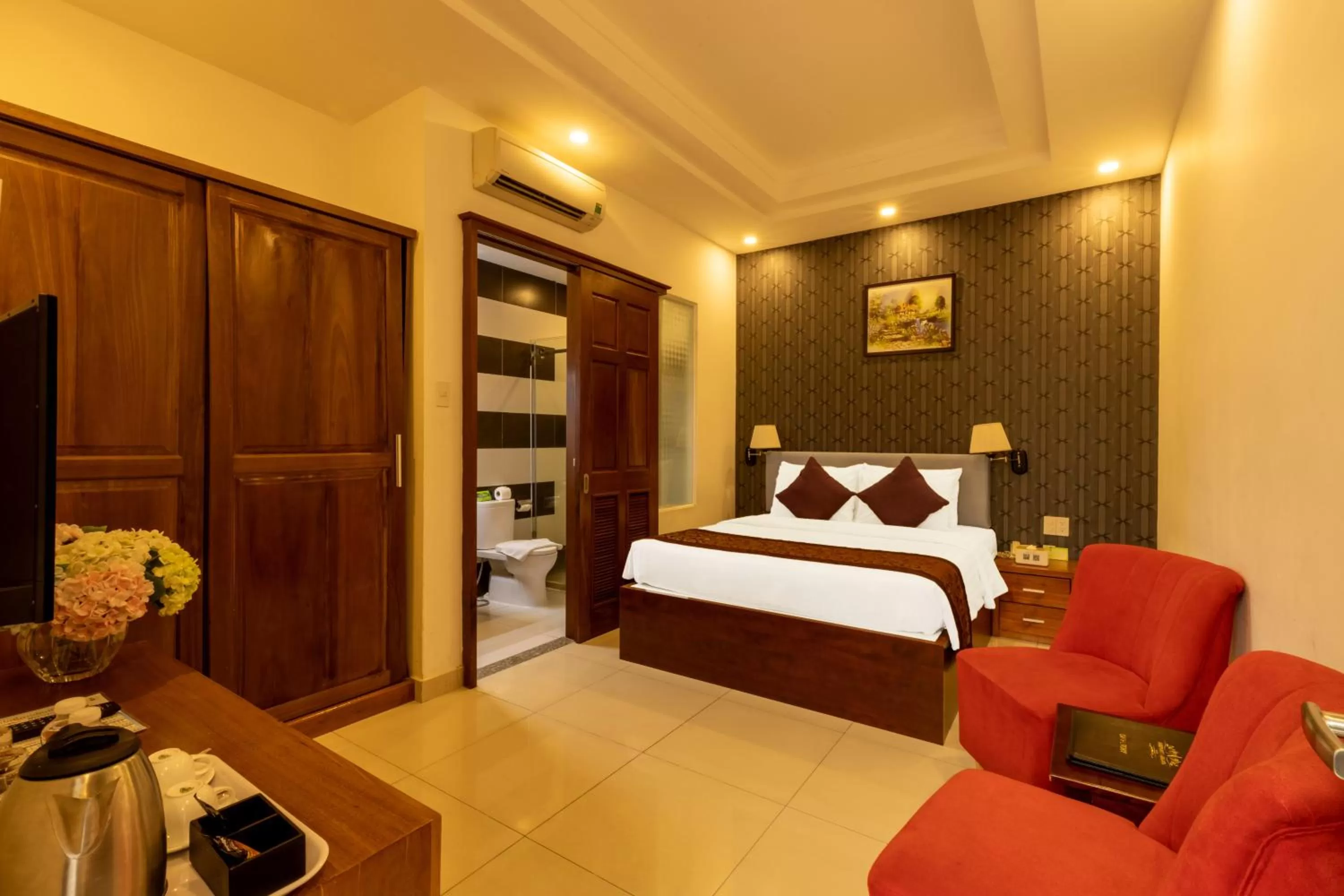 Photo of the whole room, Bed in Airport Saigon Hotel - Gần ẩm thực đêm chợ Phạm Văn Hai