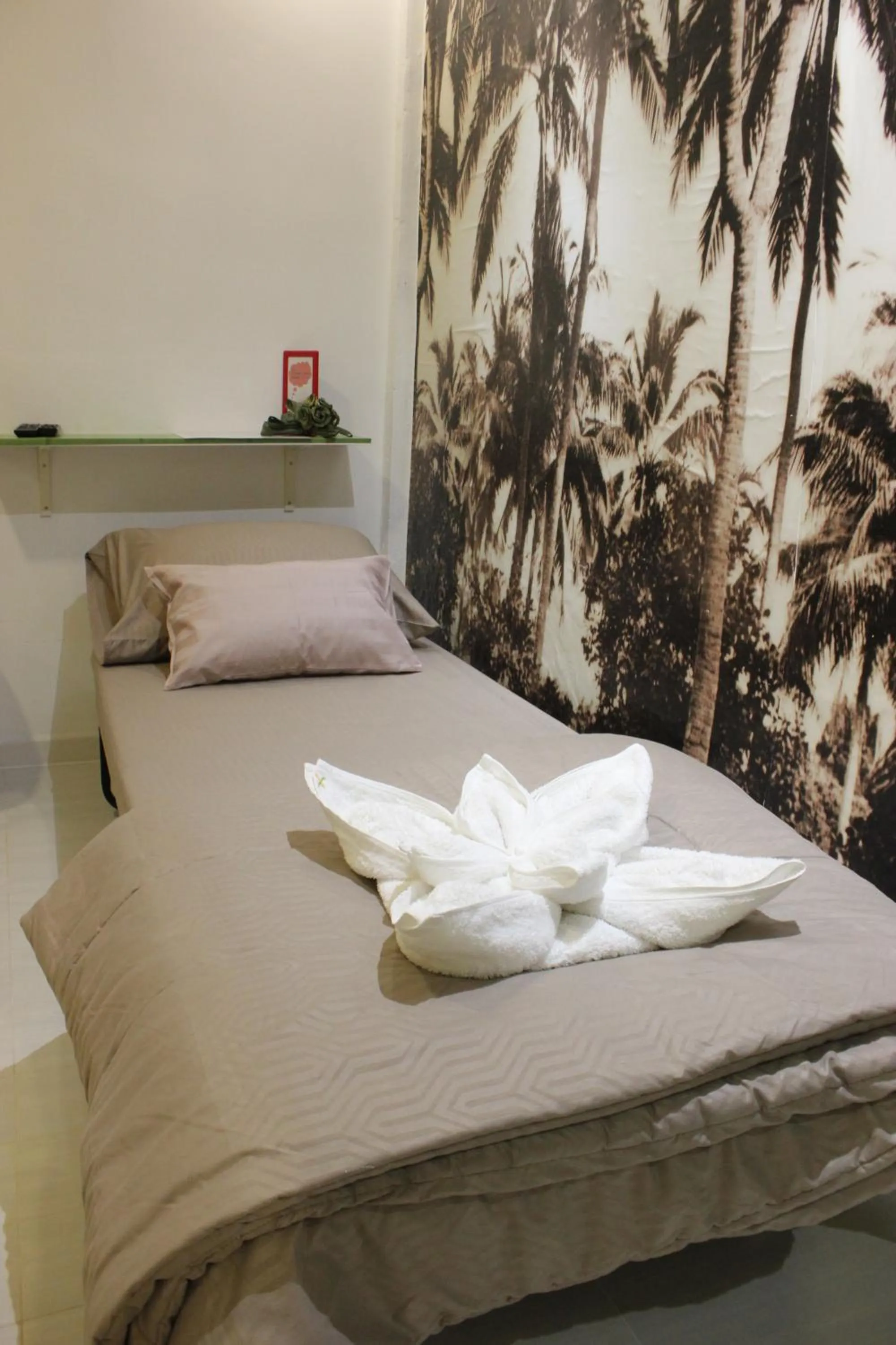 cot, Bed in 1715 House - White Rhino