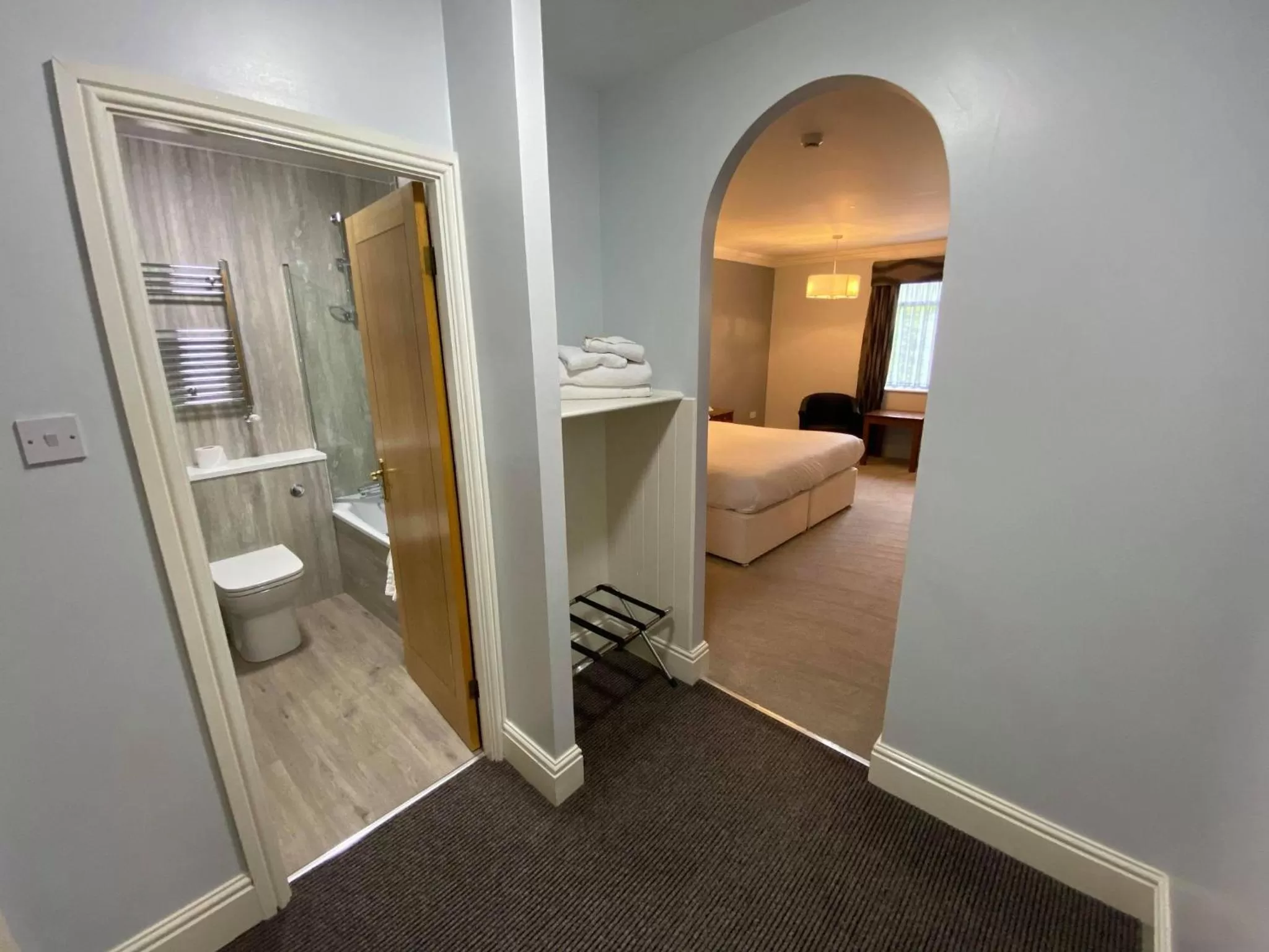 Photo of the whole room, Bed in Cave Castle Hotel