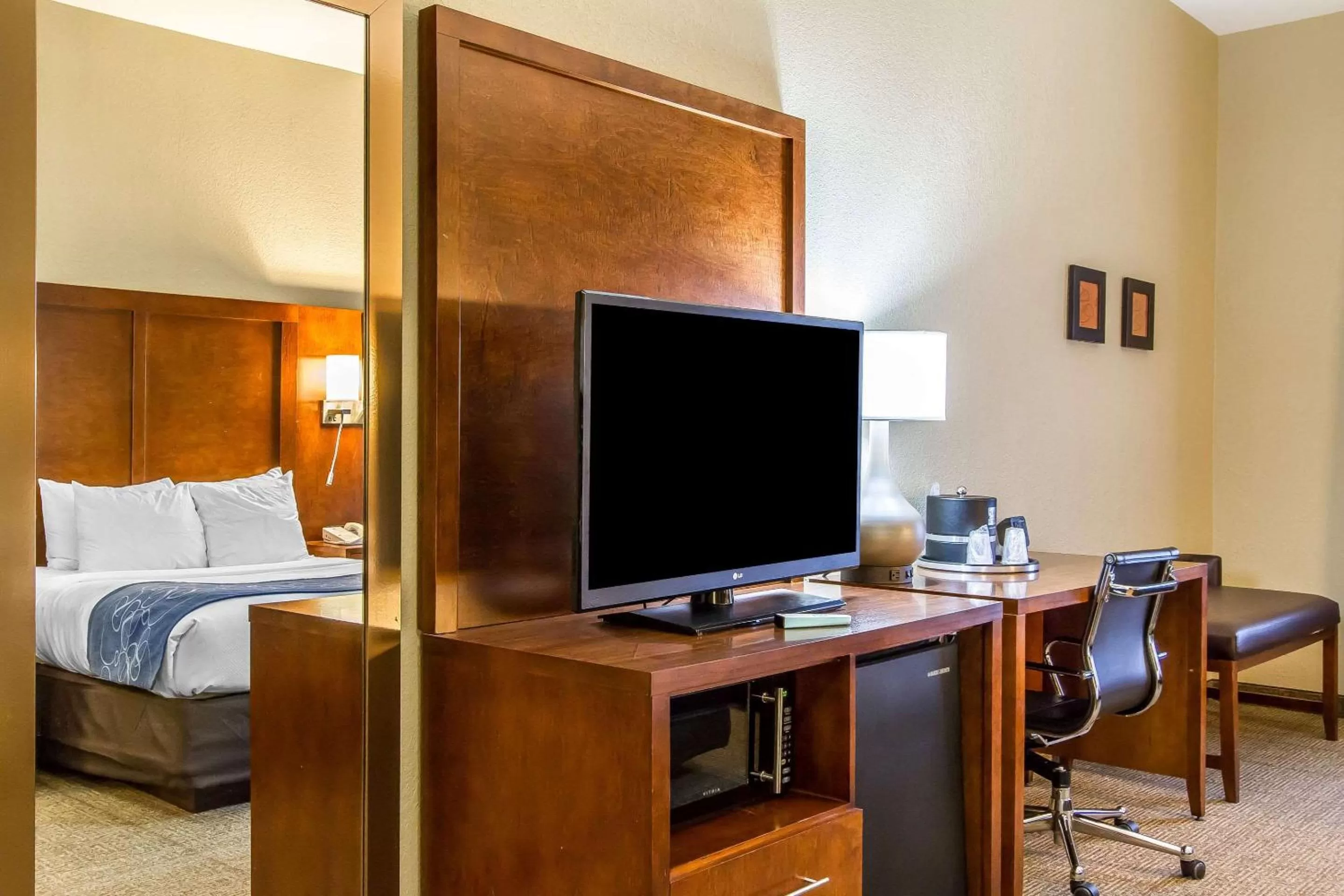 Photo of the whole room, Bed in Comfort Suites Mattoon East