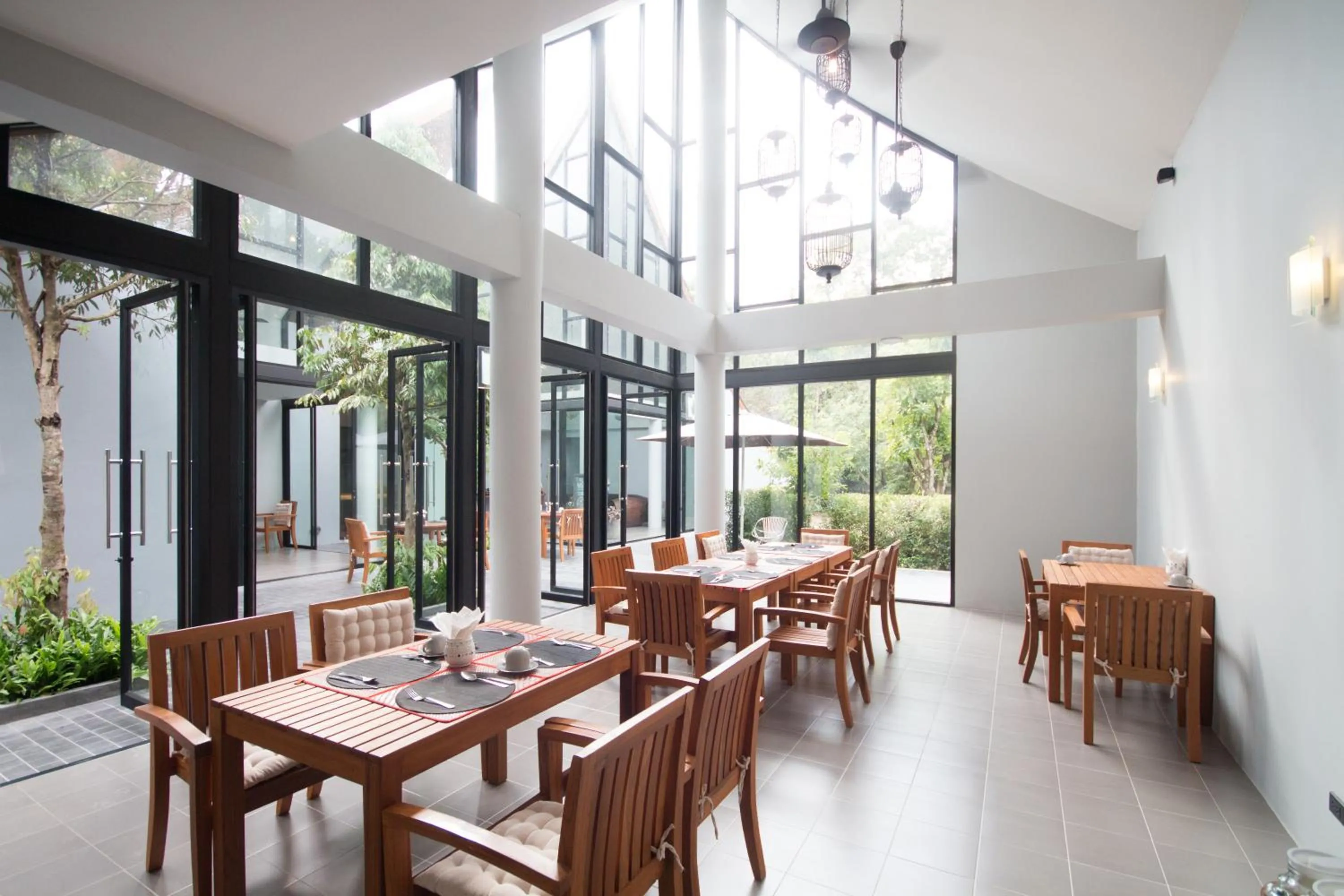 Restaurant/places to eat in Villa Thalanena By The Beach