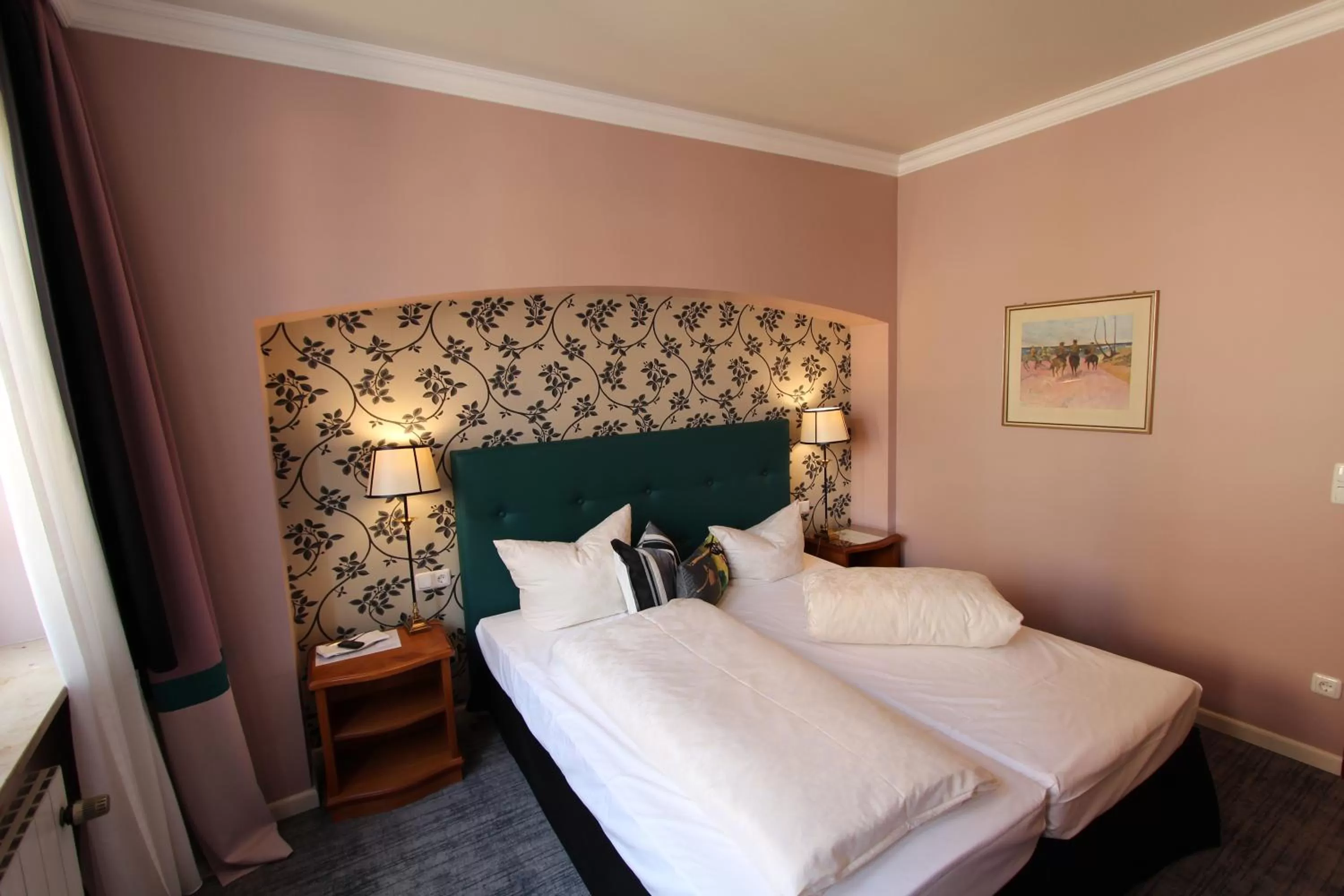 Bed in Historik Hotel Goldener Hirsch Rothenburg