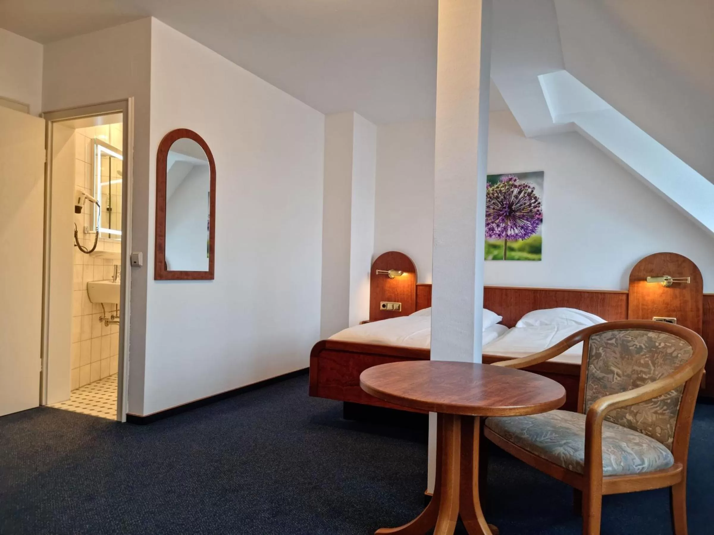 Bed in Hotel Nassauer Hof