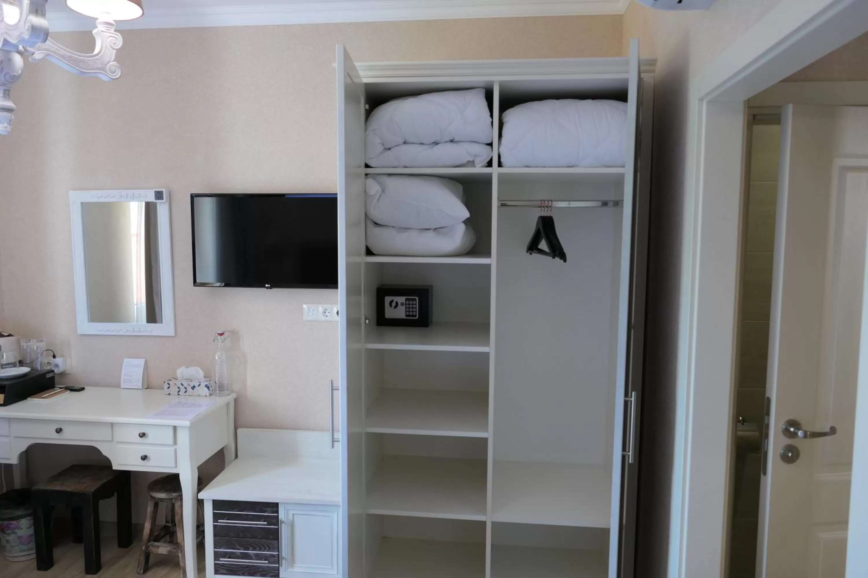 TV and multimedia, Bed in Hotel MEDITERRANEO