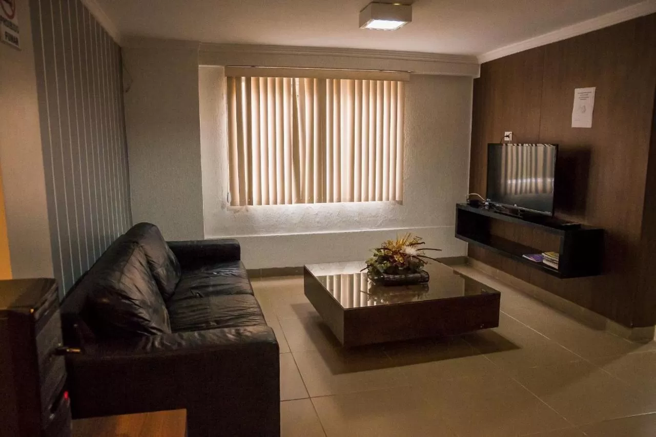 Communal lounge/ TV room in Requinte Hotel