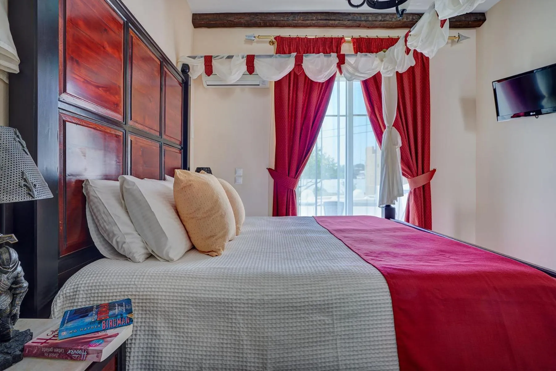 Bed in Castello Di Cavallieri Suites & Spa - Adults Only