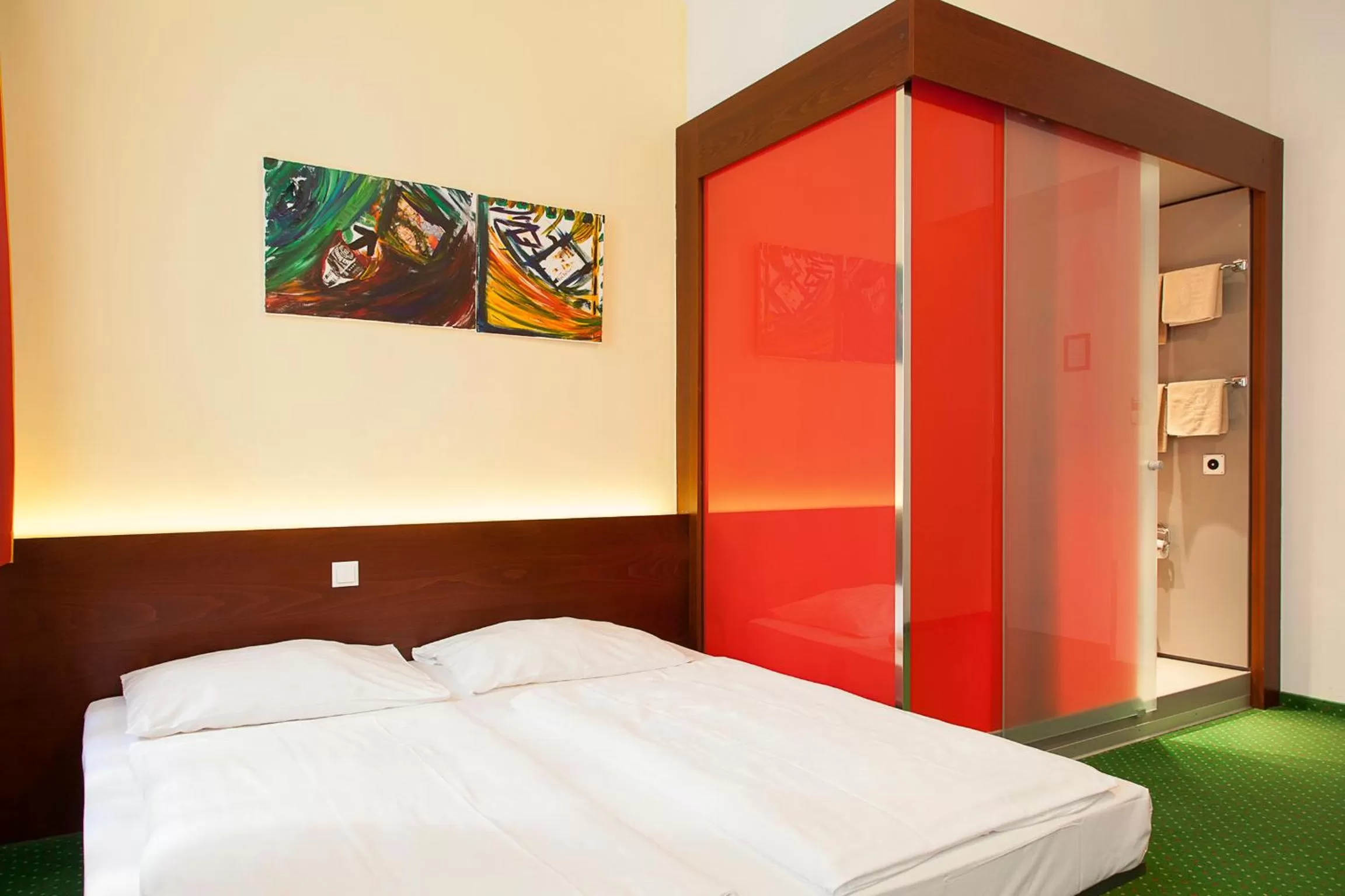 Bed in Pension Stadthalle