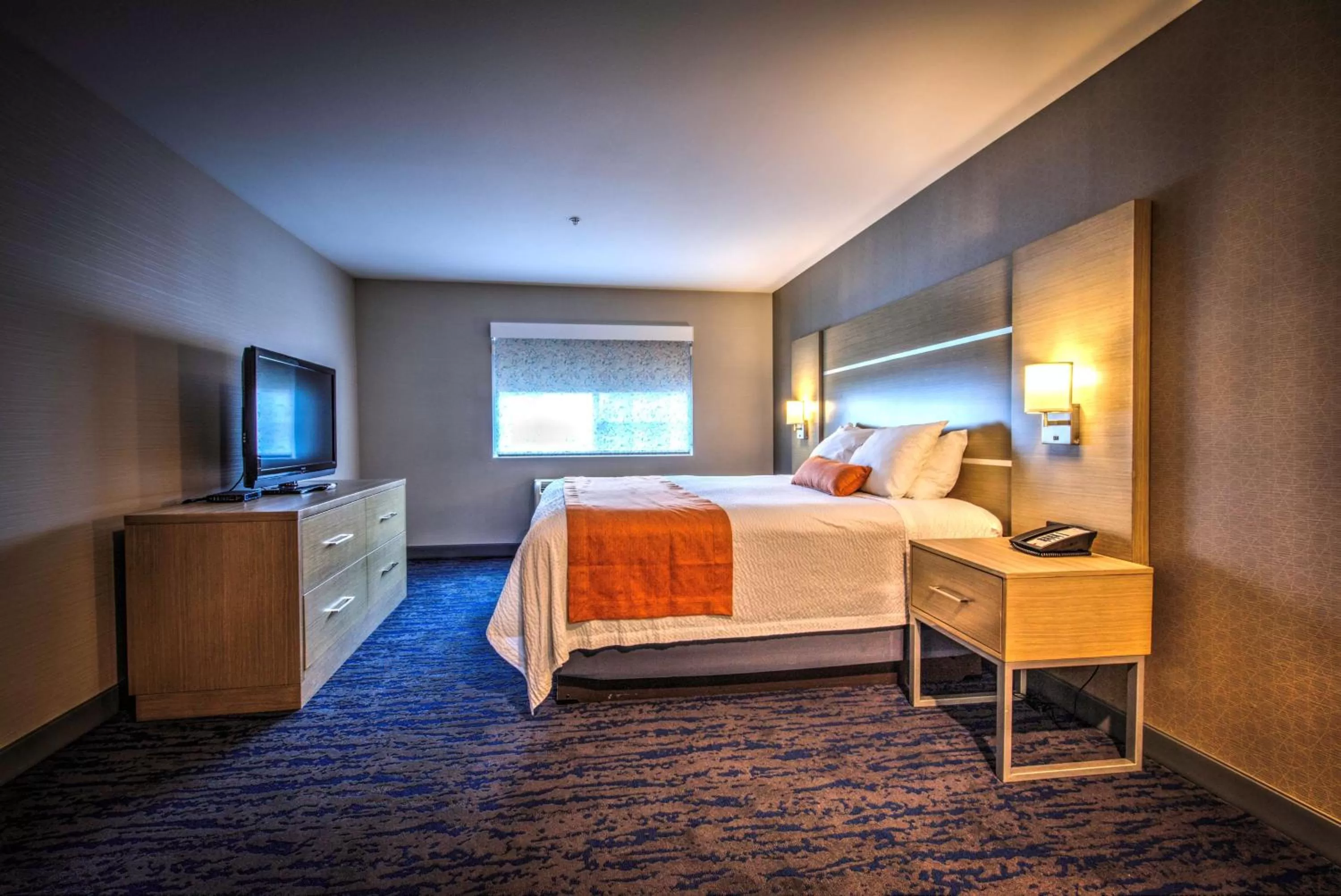 Bedroom, Bed in Best Western Plus Media Center Inn & Suites