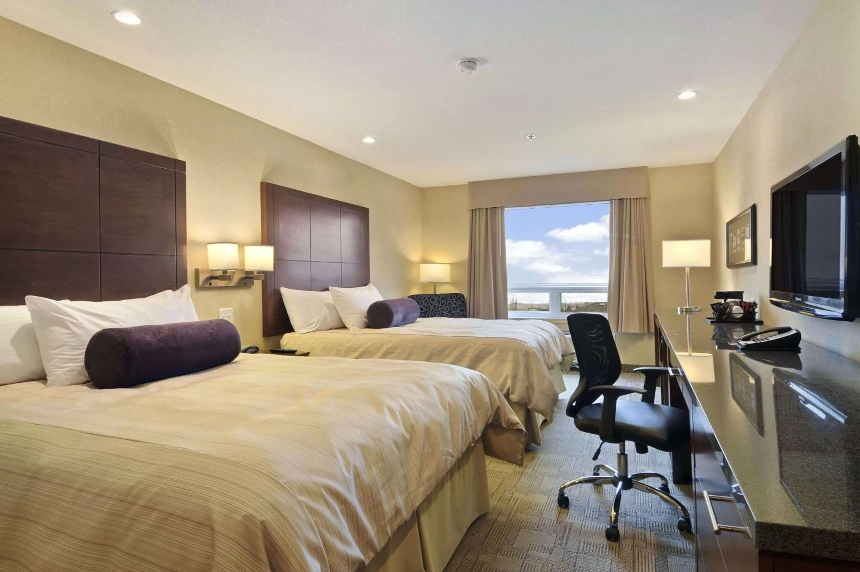 Photo of the whole room, Bed in Days Inn by Wyndham Regina Airport West